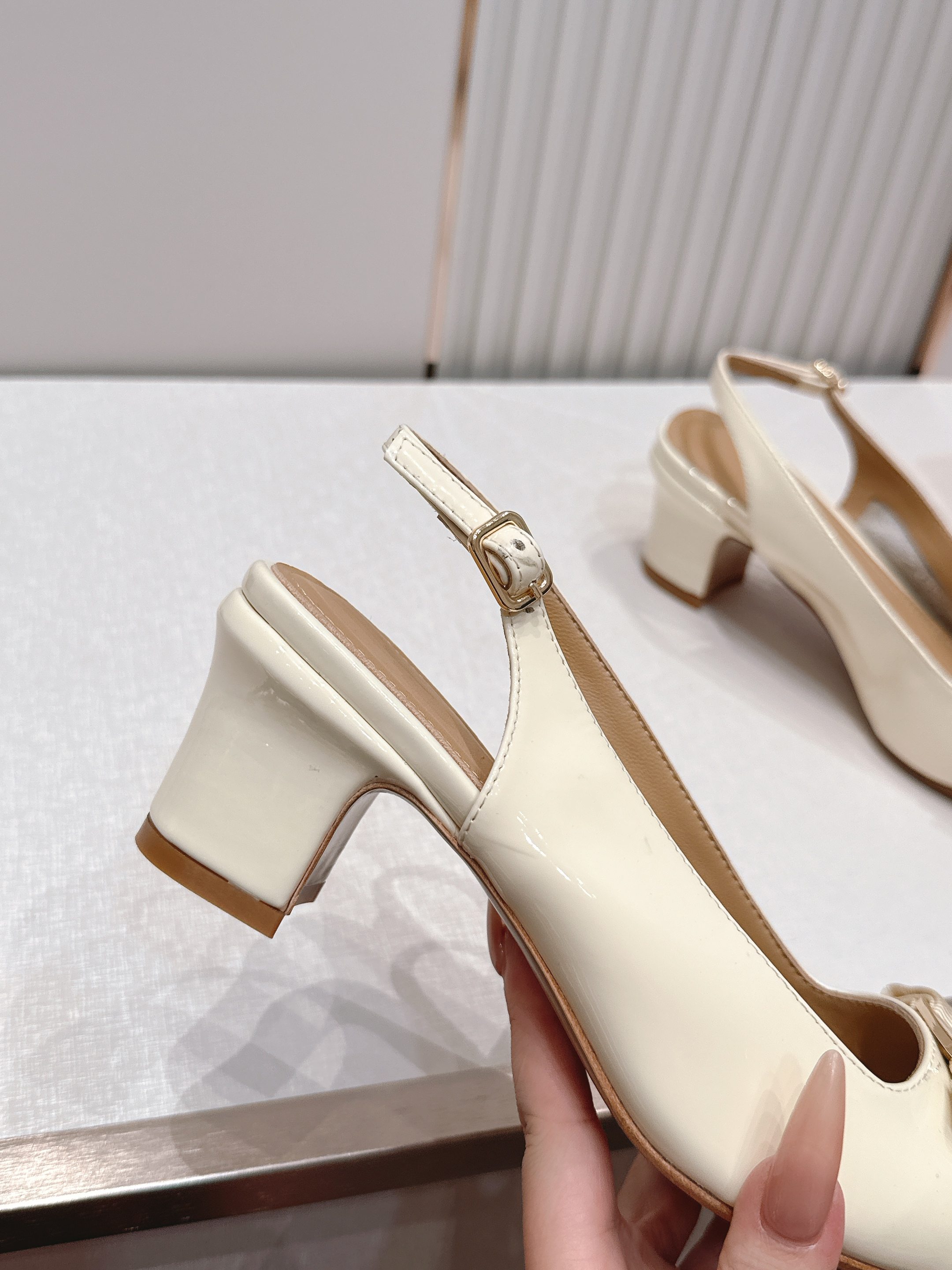 Ferragamo  菲拉格慕26春夏新品蝴蝶结圆头粗跟后空凉鞋！经典万年不败款！标志性蝴蝶结布扣！粗跟