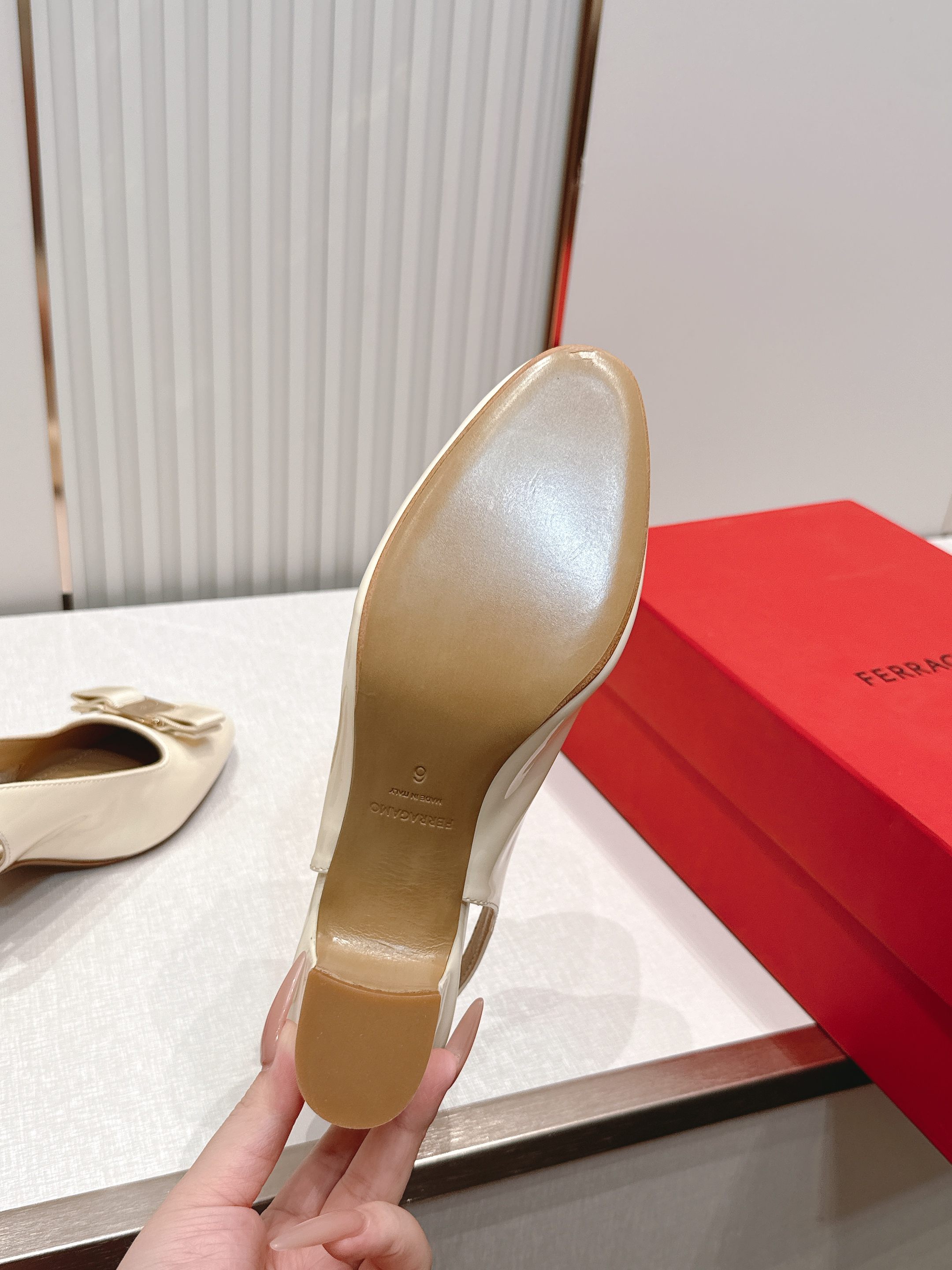 Ferragamo  菲拉格慕26春夏新品蝴蝶结圆头粗跟后空凉鞋！经典万年不败款！标志性蝴蝶结布扣！粗跟
