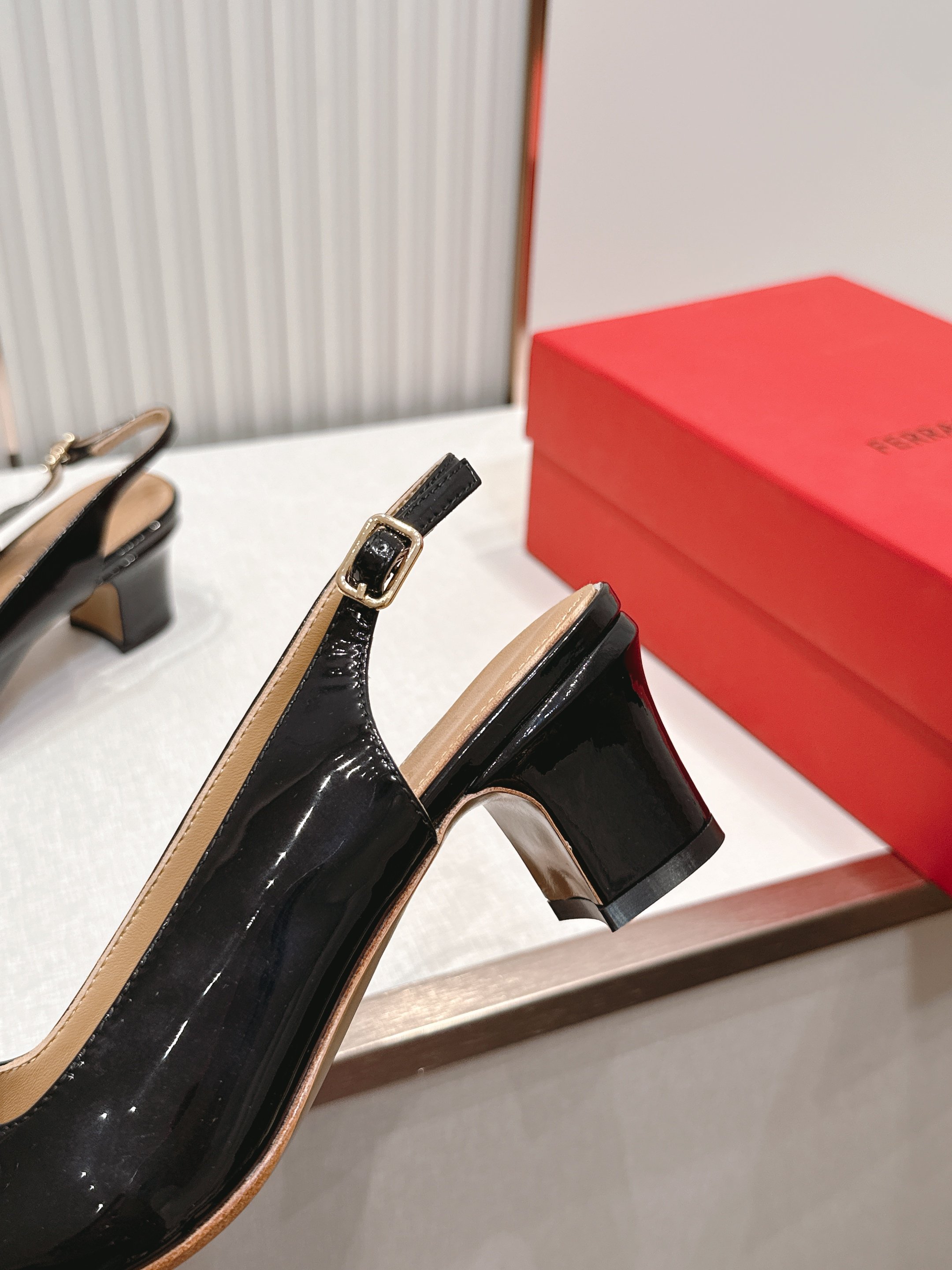 Ferragamo 菲拉格慕26春夏新品蝴蝶结圆头粗跟后空凉鞋!经典万年不败款!标志性蝴蝶结布扣!粗跟 Ferragamo 菲拉格慕26春夏新品蝴蝶结圆头粗跟后空凉鞋!经典万年不败款!标志性蝴蝶结布扣!粗跟