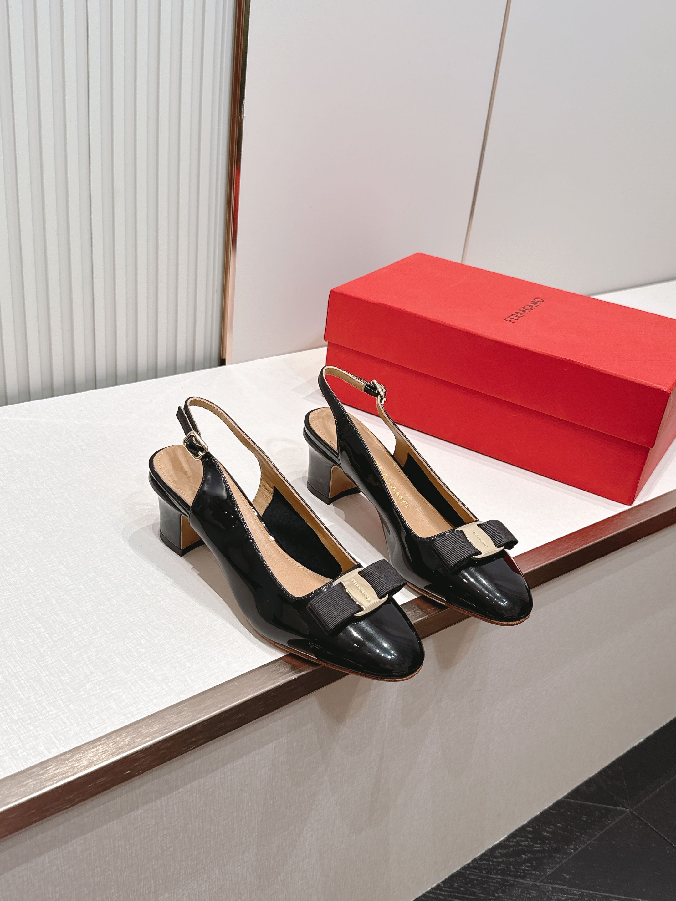 Ferragamo  菲拉格慕26春夏新品蝴蝶结圆头粗跟后空凉鞋！经典万年不败款！标志性蝴蝶结布扣！粗跟