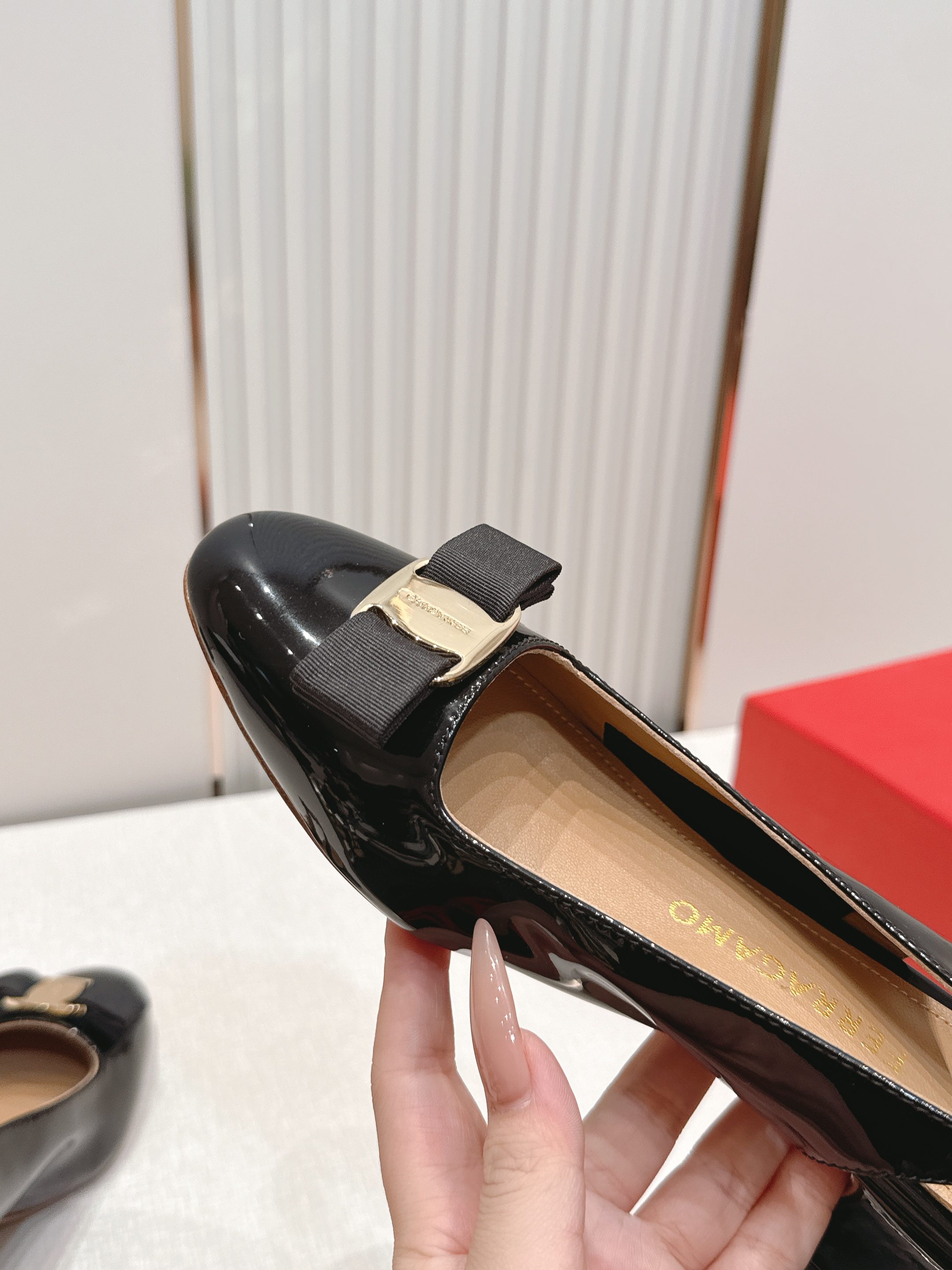 Ferragamo 菲拉格慕26春夏新品蝴蝶结圆头粗跟后空凉鞋!经典万年不败款!标志性蝴蝶结布扣!粗跟 Ferragamo 菲拉格慕26春夏新品蝴蝶结圆头粗跟后空凉鞋!经典万年不败款!标志性蝴蝶结布扣!粗跟