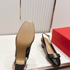 Ferragamo 菲拉格慕26春夏新品蝴蝶结圆头粗跟后空凉鞋!经典万年不败款!标志性蝴蝶结布扣!粗跟 Ferragamo 菲拉格慕26春夏新品蝴蝶结圆头粗跟后空凉鞋!经典万年不败款!标志性蝴蝶结布扣!粗跟