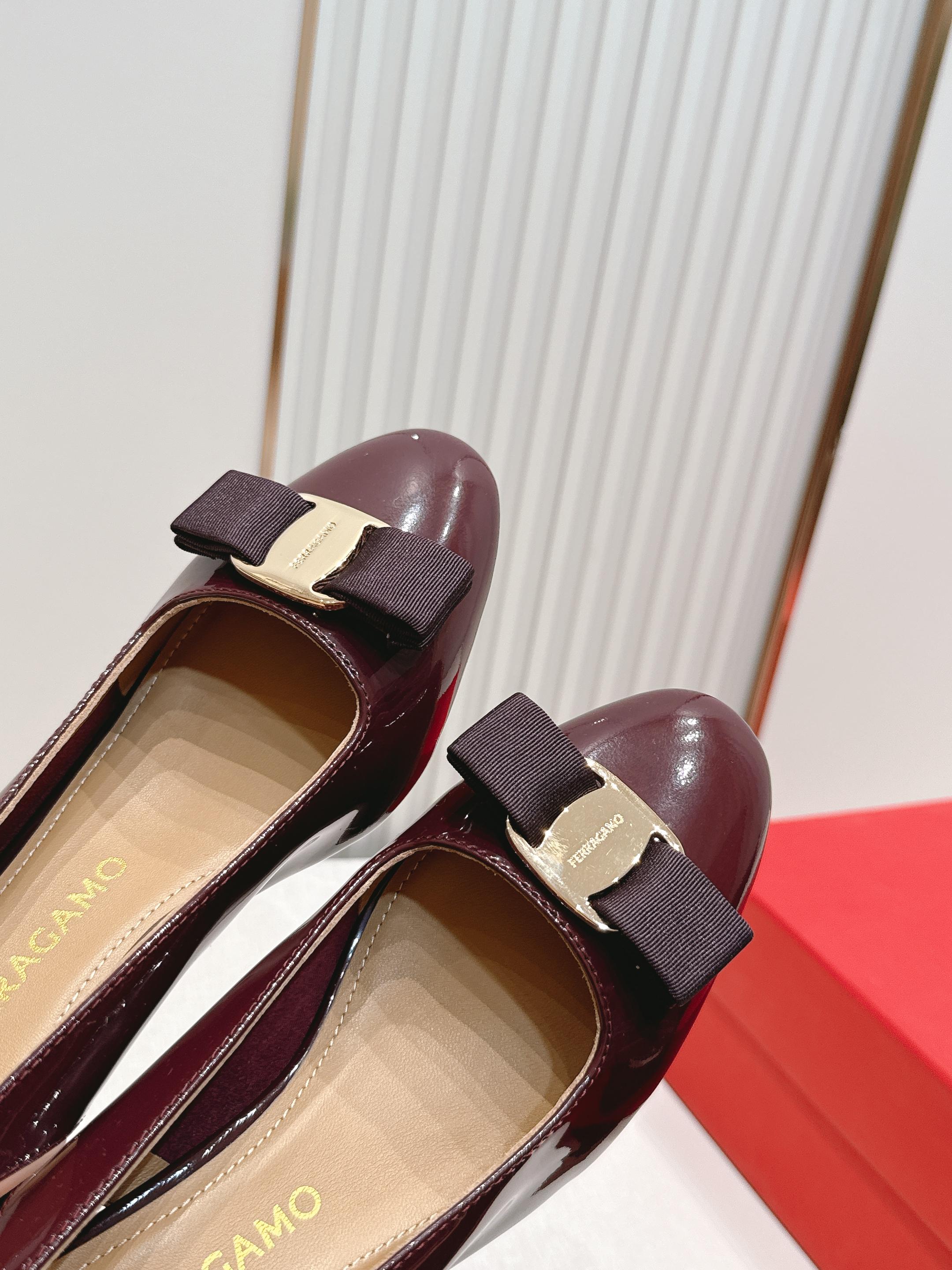 Ferragamo 菲拉格慕26春夏新品蝴蝶结圆头粗跟后空凉鞋!经典万年不败款!标志性蝴蝶结布扣!粗跟 Ferragamo 菲拉格慕26春夏新品蝴蝶结圆头粗跟后空凉鞋!经典万年不败款!标志性蝴蝶结布扣!粗跟