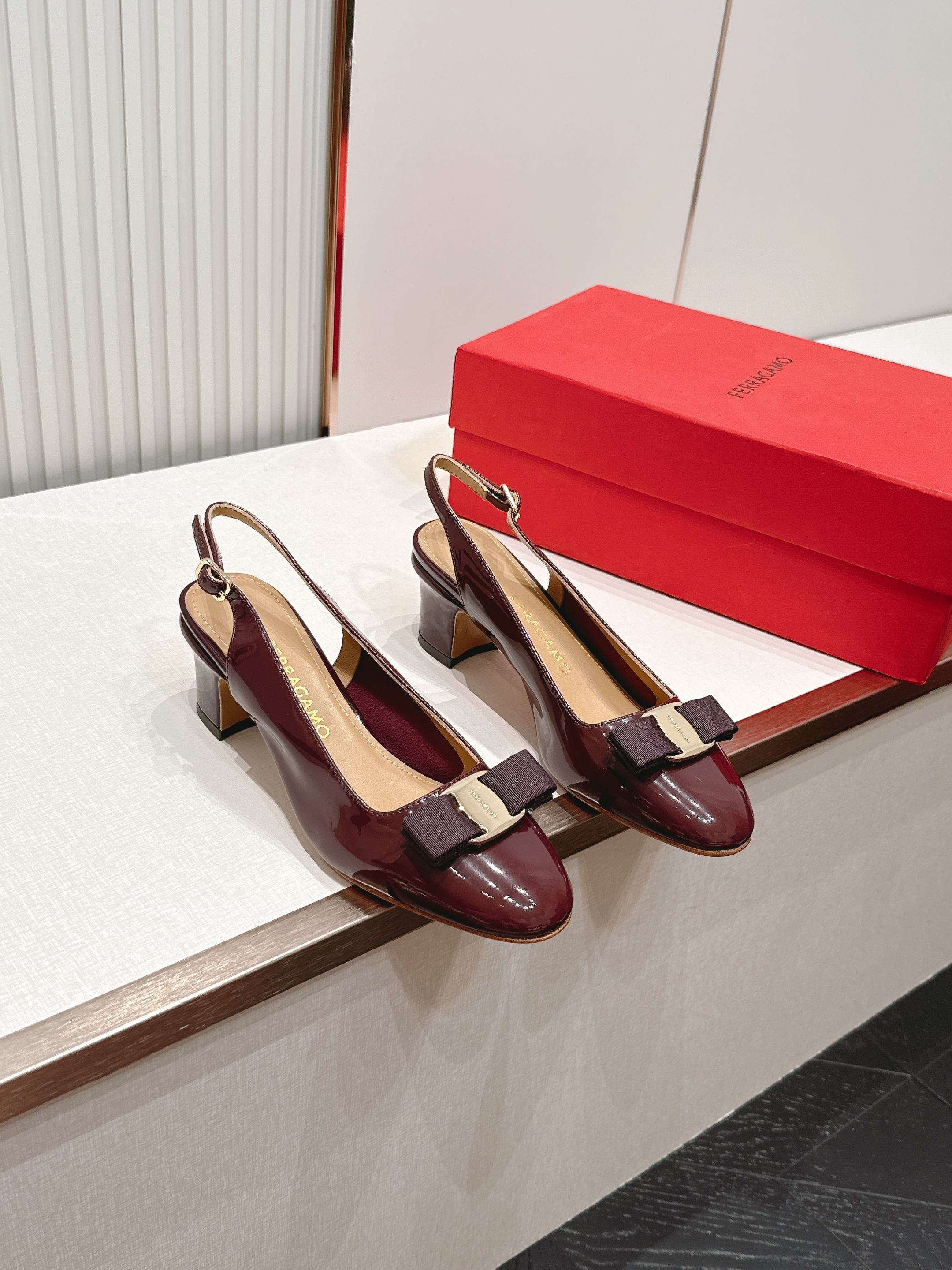 Ferragamo  菲拉格慕26春夏新品蝴蝶结圆头粗跟后空凉鞋！经典万年不败款！标志性蝴蝶结布扣！粗跟