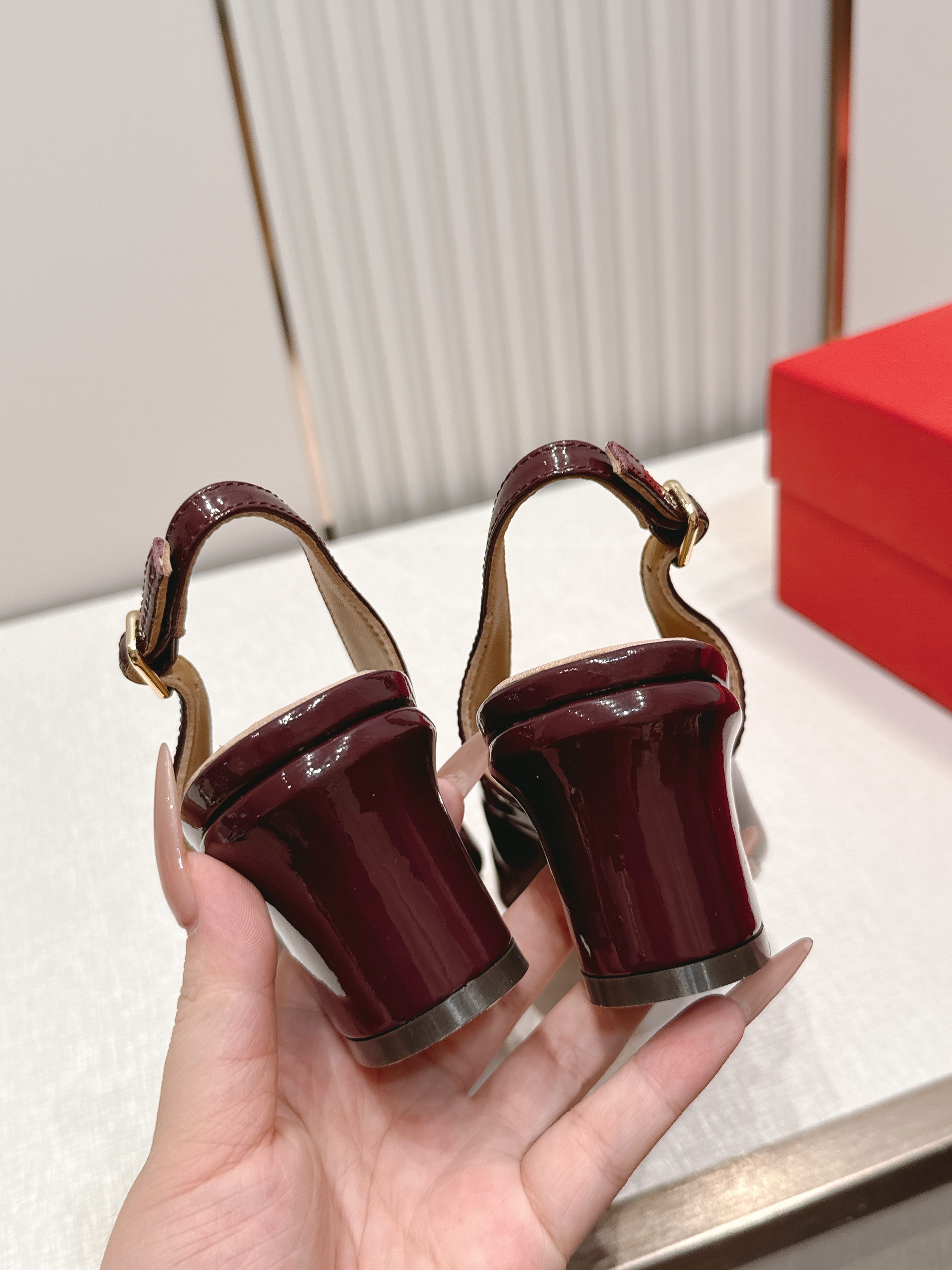 Ferragamo 菲拉格慕26春夏新品蝴蝶结圆头粗跟后空凉鞋!经典万年不败款!标志性蝴蝶结布扣!粗跟 Ferragamo 菲拉格慕26春夏新品蝴蝶结圆头粗跟后空凉鞋!经典万年不败款!标志性蝴蝶结布扣!粗跟