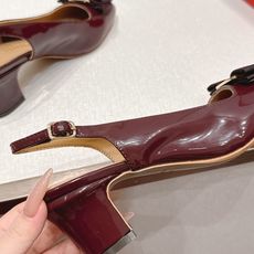 Ferragamo 菲拉格慕26春夏新品蝴蝶结圆头粗跟后空凉鞋!经典万年不败款!标志性蝴蝶结布扣!粗跟 Ferragamo 菲拉格慕26春夏新品蝴蝶结圆头粗跟后空凉鞋!经典万年不败款!标志性蝴蝶结布扣!粗跟