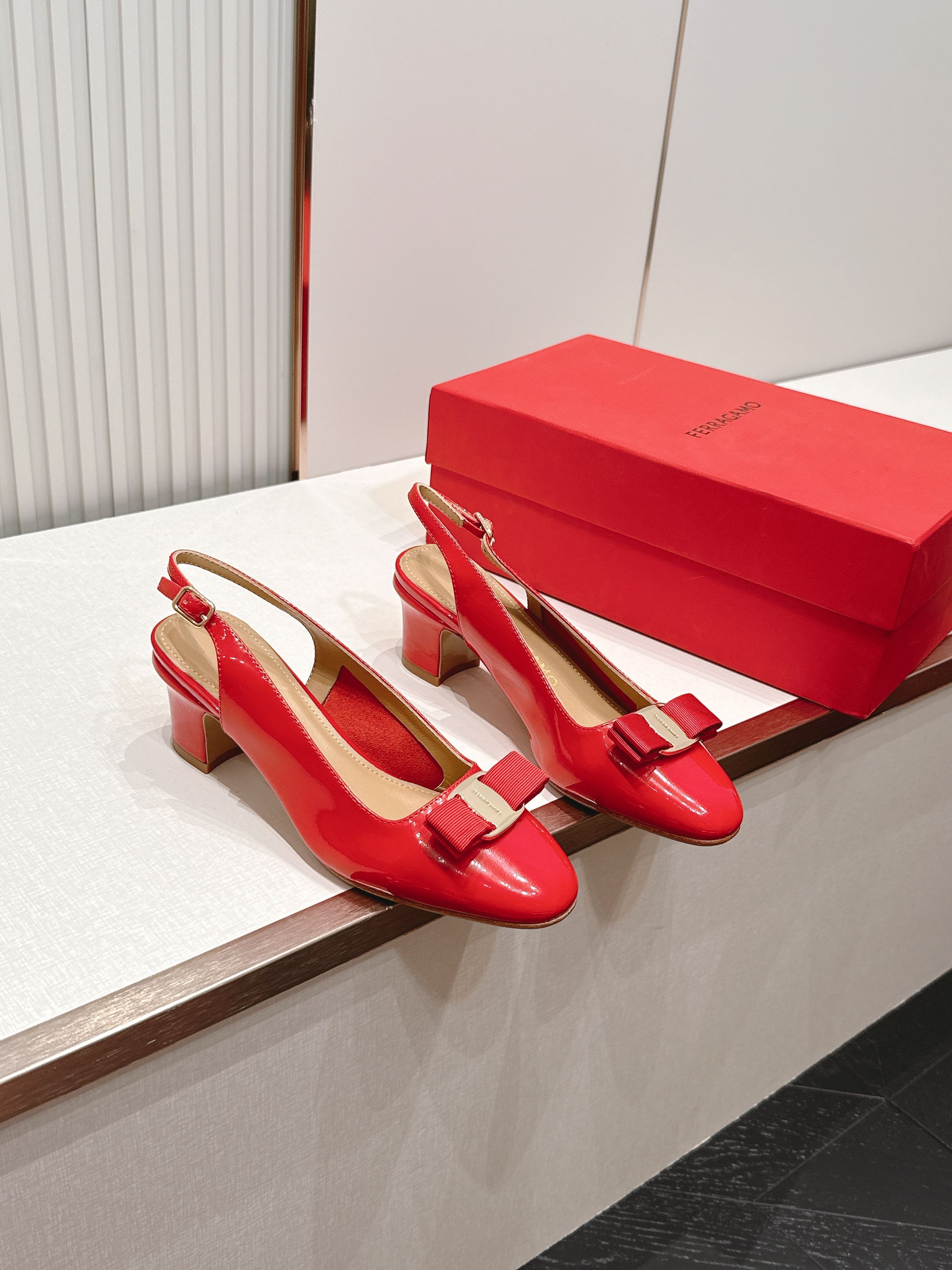 Ferragamo  菲拉格慕26春夏新品蝴蝶结圆头粗跟后空凉鞋！经典万年不败款！标志性蝴蝶结布扣！粗跟