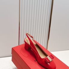 Ferragamo 菲拉格慕26春夏新品蝴蝶结圆头粗跟后空凉鞋!经典万年不败款!标志性蝴蝶结布扣!粗跟 Ferragamo 菲拉格慕26春夏新品蝴蝶结圆头粗跟后空凉鞋!经典万年不败款!标志性蝴蝶结布扣!粗跟