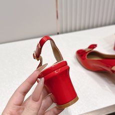 Ferragamo 菲拉格慕26春夏新品蝴蝶结圆头粗跟后空凉鞋!经典万年不败款!标志性蝴蝶结布扣!粗跟 Ferragamo 菲拉格慕26春夏新品蝴蝶结圆头粗跟后空凉鞋!经典万年不败款!标志性蝴蝶结布扣!粗跟