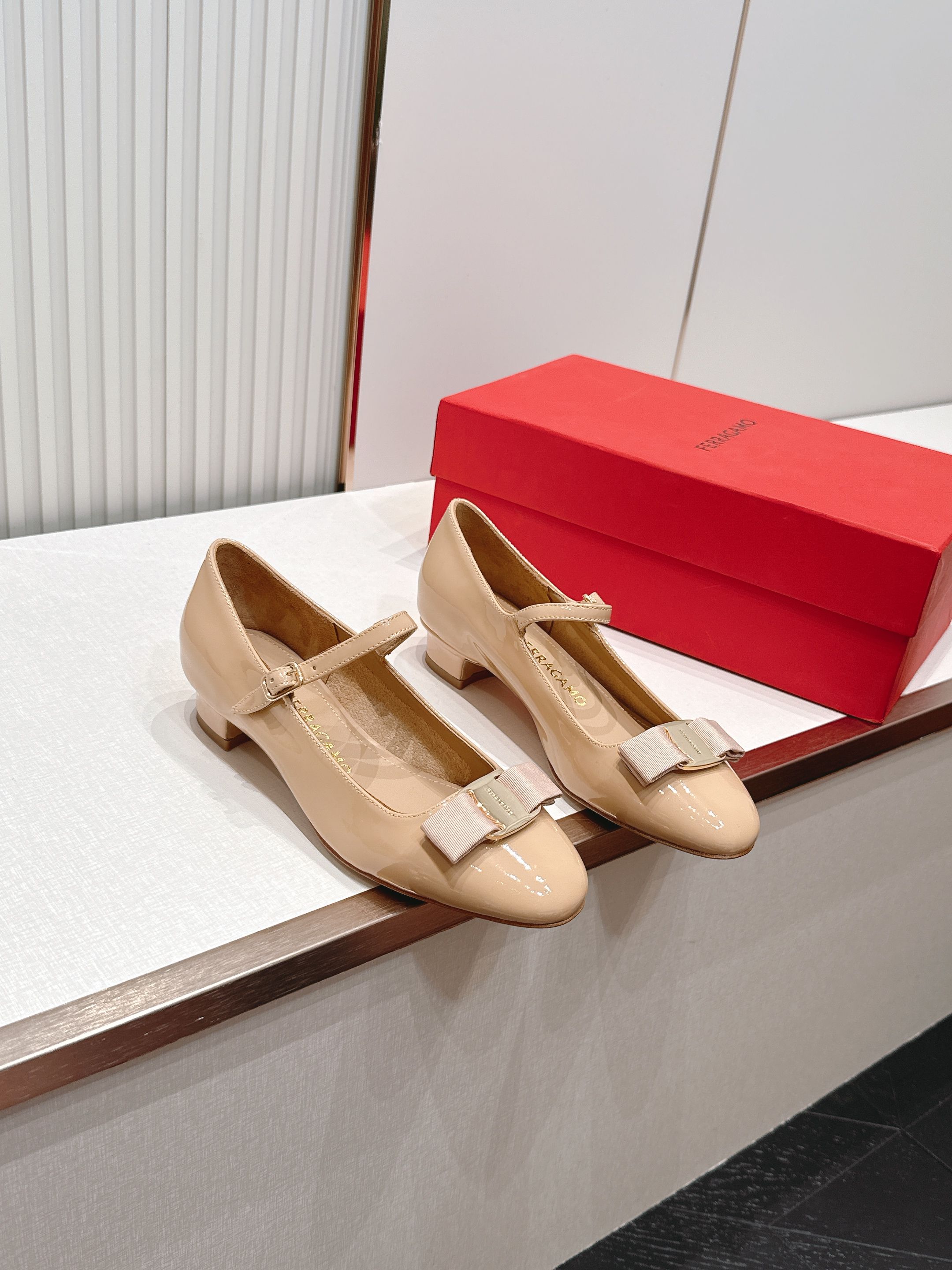 Ferragamo  菲拉格慕26春夏新品蝴蝶结圆头粗跟单鞋！经典万年不败款！标志性蝴蝶结布扣！粗跟圆头