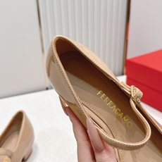 Ferragamo 菲拉格慕26春夏新品蝴蝶结圆头粗跟单鞋!经典万年不败款!标志性蝴蝶结布扣!粗跟圆头 Ferragamo 菲拉格慕26春夏新品蝴蝶结圆头粗跟单鞋!经典万年不败款!标志性蝴蝶结布扣!粗跟圆头