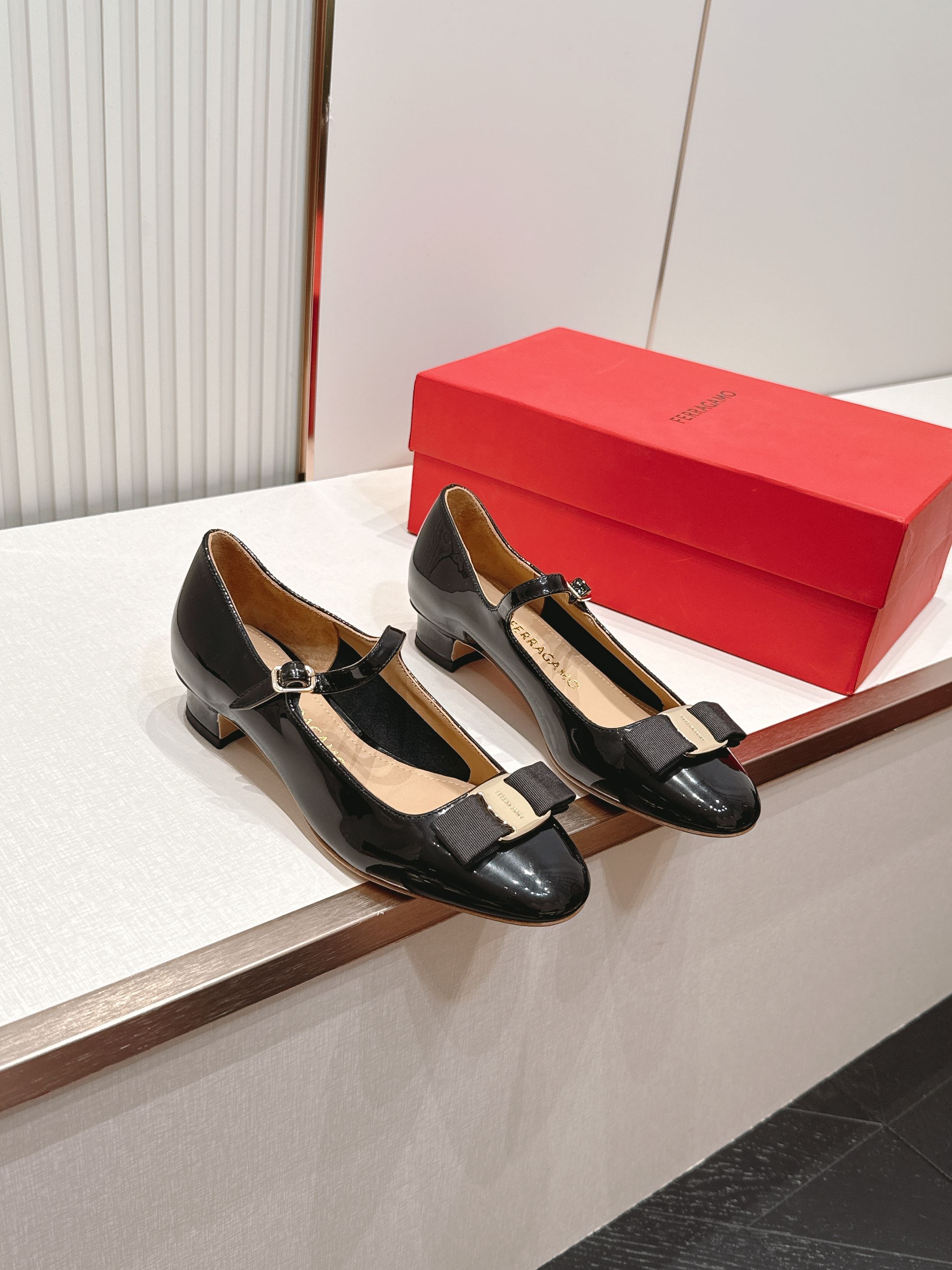 Ferragamo  菲拉格慕26春夏新品蝴蝶结圆头粗跟单鞋！经典万年不败款！标志性蝴蝶结布扣！粗跟圆头