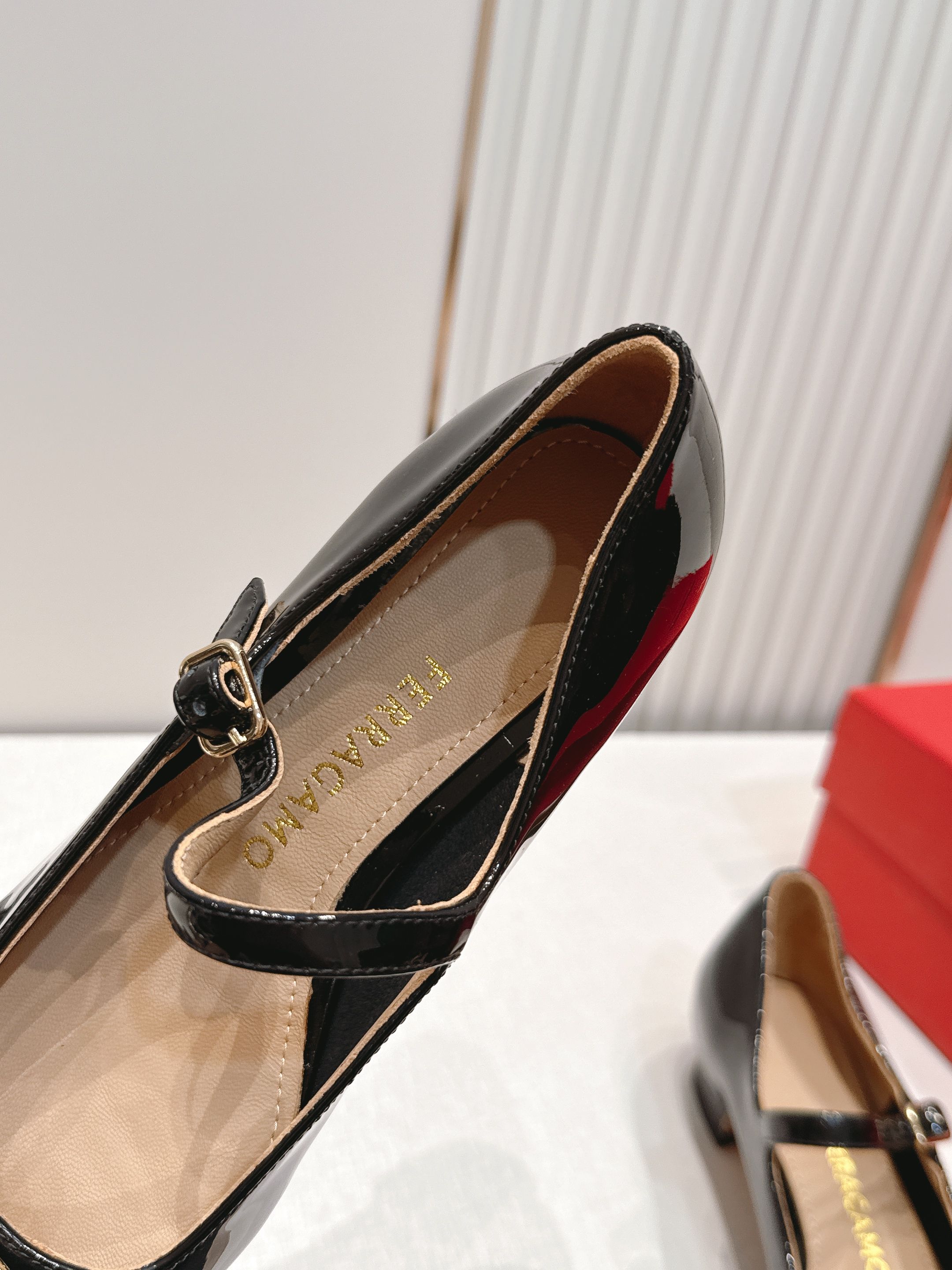 Ferragamo 菲拉格慕26春夏新品蝴蝶结圆头粗跟单鞋!经典万年不败款!标志性蝴蝶结布扣!粗跟圆头 Ferragamo 菲拉格慕26春夏新品蝴蝶结圆头粗跟单鞋!经典万年不败款!标志性蝴蝶结布扣!粗跟圆头