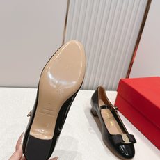 Ferragamo 菲拉格慕26春夏新品蝴蝶结圆头粗跟单鞋!经典万年不败款!标志性蝴蝶结布扣!粗跟圆头 Ferragamo 菲拉格慕26春夏新品蝴蝶结圆头粗跟单鞋!经典万年不败款!标志性蝴蝶结布扣!粗跟圆头