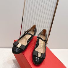 Ferragamo 菲拉格慕26春夏新品蝴蝶结圆头粗跟单鞋!经典万年不败款!标志性蝴蝶结布扣!粗跟圆头 Ferragamo 菲拉格慕26春夏新品蝴蝶结圆头粗跟单鞋!经典万年不败款!标志性蝴蝶结布扣!粗跟圆头