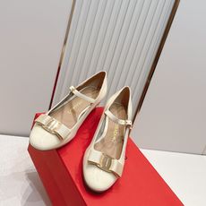 Ferragamo 菲拉格慕26春夏新品蝴蝶结圆头粗跟单鞋!经典万年不败款!标志性蝴蝶结布扣!粗跟圆头 Ferragamo 菲拉格慕26春夏新品蝴蝶结圆头粗跟单鞋!经典万年不败款!标志性蝴蝶结布扣!粗跟圆头