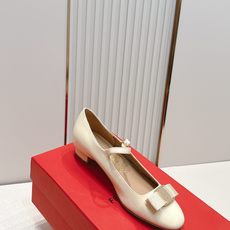 Ferragamo 菲拉格慕26春夏新品蝴蝶结圆头粗跟单鞋!经典万年不败款!标志性蝴蝶结布扣!粗跟圆头 Ferragamo 菲拉格慕26春夏新品蝴蝶结圆头粗跟单鞋!经典万年不败款!标志性蝴蝶结布扣!粗跟圆头