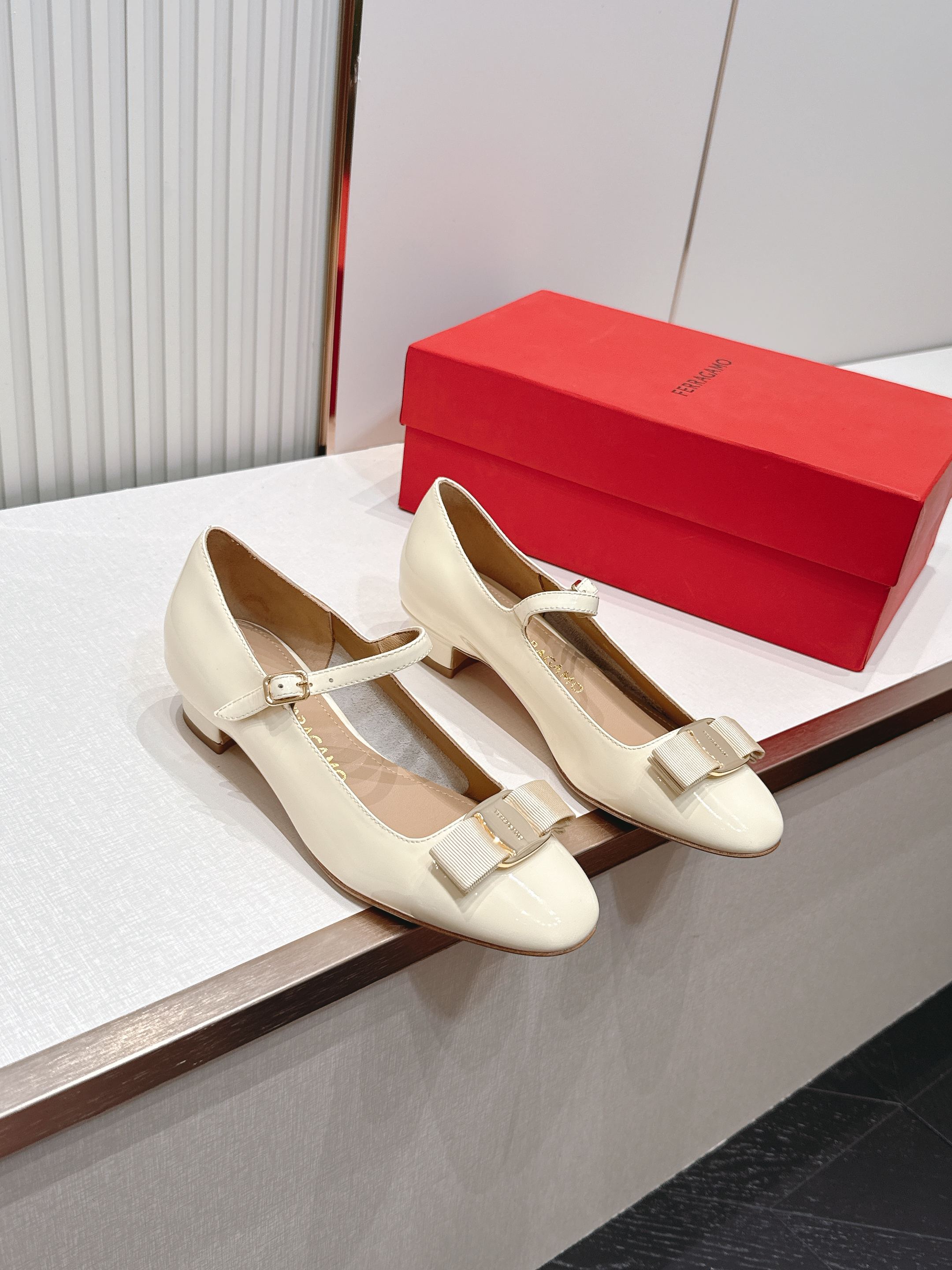 Ferragamo  菲拉格慕26春夏新品蝴蝶结圆头粗跟单鞋！经典万年不败款！标志性蝴蝶结布扣！粗跟圆头