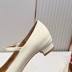 Ferragamo 菲拉格慕26春夏新品蝴蝶结圆头粗跟单鞋!经典万年不败款!标志性蝴蝶结布扣!粗跟圆头 Ferragamo 菲拉格慕26春夏新品蝴蝶结圆头粗跟单鞋!经典万年不败款!标志性蝴蝶结布扣!粗跟圆头