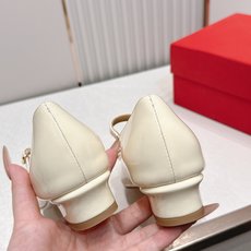 Ferragamo 菲拉格慕26春夏新品蝴蝶结圆头粗跟单鞋!经典万年不败款!标志性蝴蝶结布扣!粗跟圆头 Ferragamo 菲拉格慕26春夏新品蝴蝶结圆头粗跟单鞋!经典万年不败款!标志性蝴蝶结布扣!粗跟圆头