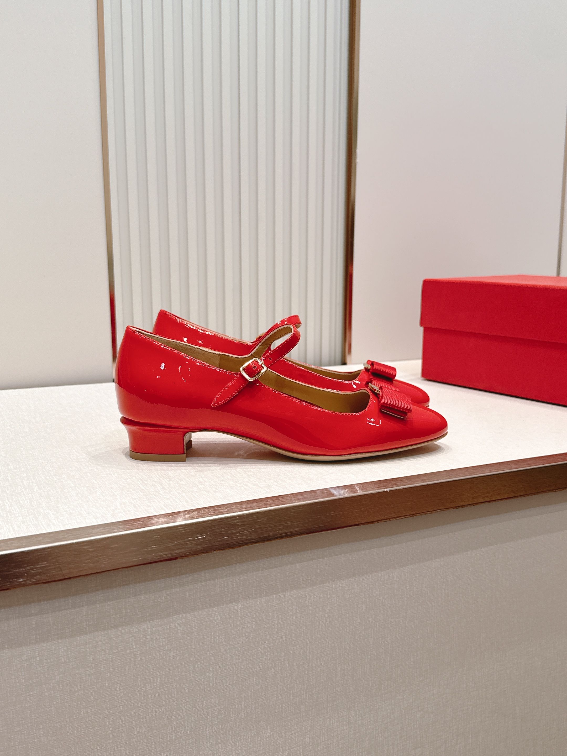 Ferragamo 菲拉格慕26春夏新品蝴蝶结圆头粗跟单鞋!经典万年不败款!标志性蝴蝶结布扣!粗跟圆头 Ferragamo 菲拉格慕26春夏新品蝴蝶结圆头粗跟单鞋!经典万年不败款!标志性蝴蝶结布扣!粗跟圆头