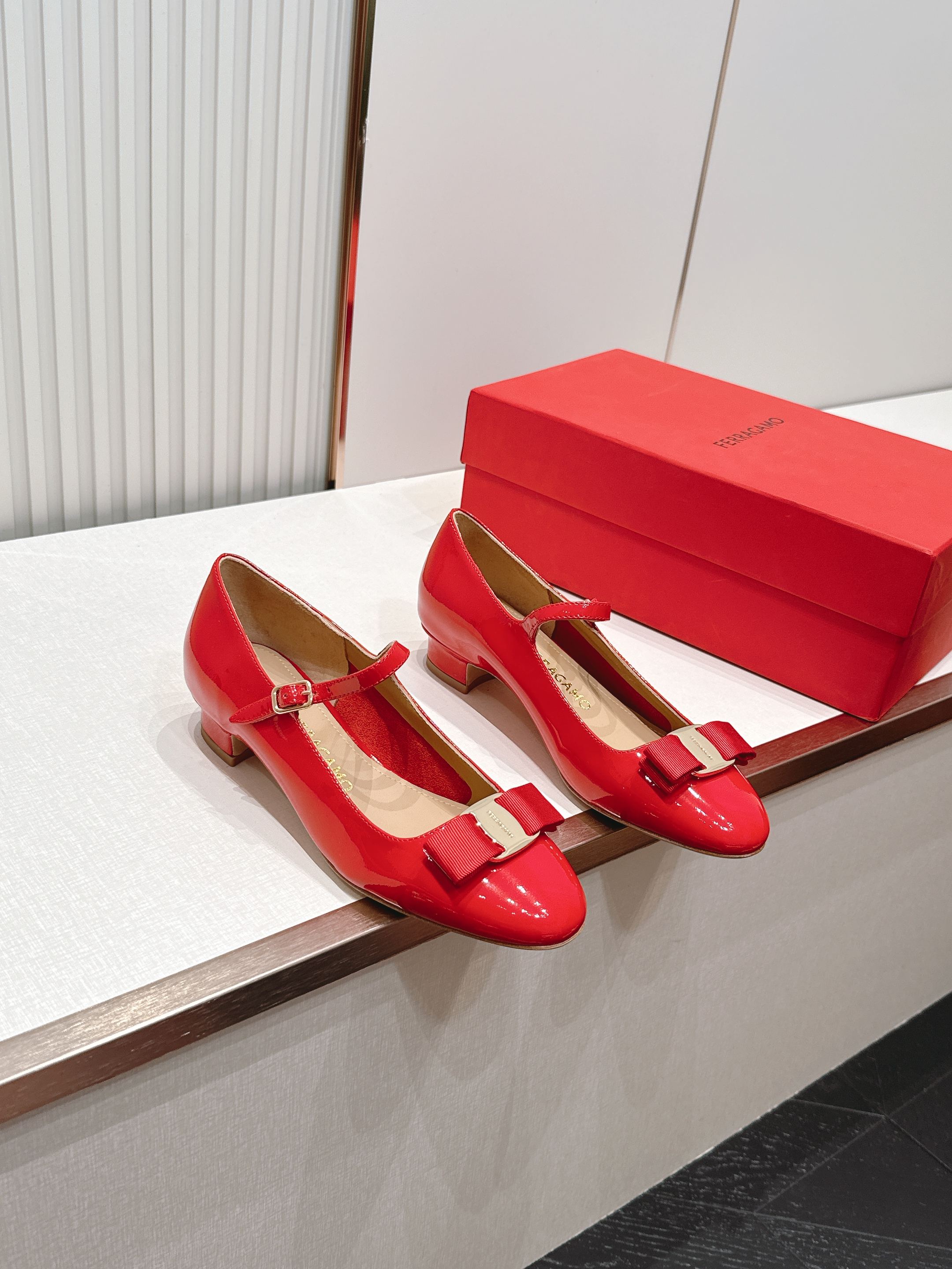 Ferragamo  菲拉格慕26春夏新品蝴蝶结圆头粗跟单鞋！经典万年不败款！标志性蝴蝶结布扣！粗跟圆头