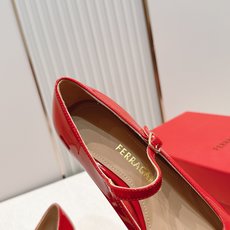 Ferragamo 菲拉格慕26春夏新品蝴蝶结圆头粗跟单鞋!经典万年不败款!标志性蝴蝶结布扣!粗跟圆头 Ferragamo 菲拉格慕26春夏新品蝴蝶结圆头粗跟单鞋!经典万年不败款!标志性蝴蝶结布扣!粗跟圆头