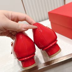 Ferragamo 菲拉格慕26春夏新品蝴蝶结圆头粗跟单鞋!经典万年不败款!标志性蝴蝶结布扣!粗跟圆头 Ferragamo 菲拉格慕26春夏新品蝴蝶结圆头粗跟单鞋!经典万年不败款!标志性蝴蝶结布扣!粗跟圆头