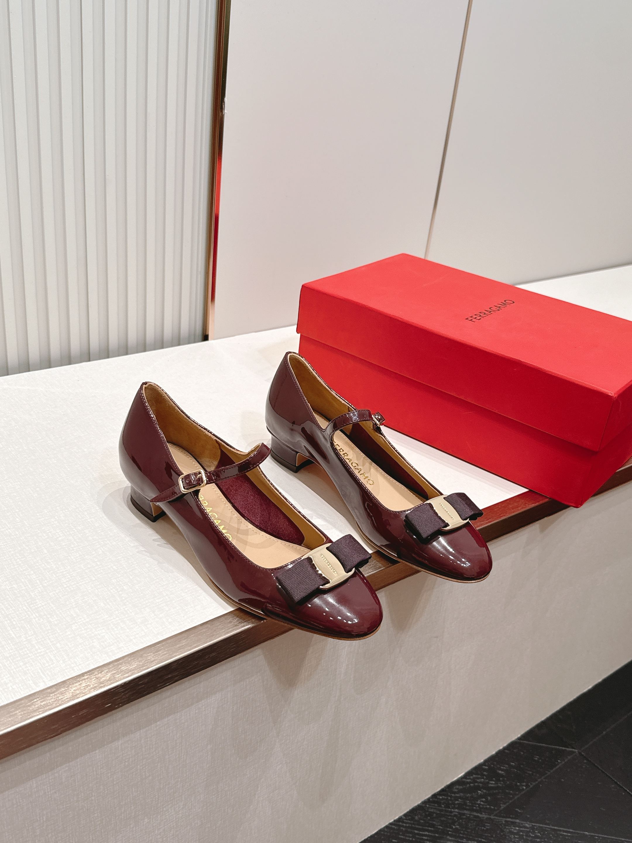 Ferragamo  菲拉格慕26春夏新品蝴蝶结圆头粗跟单鞋！经典万年不败款！标志性蝴蝶结布扣！粗跟圆头