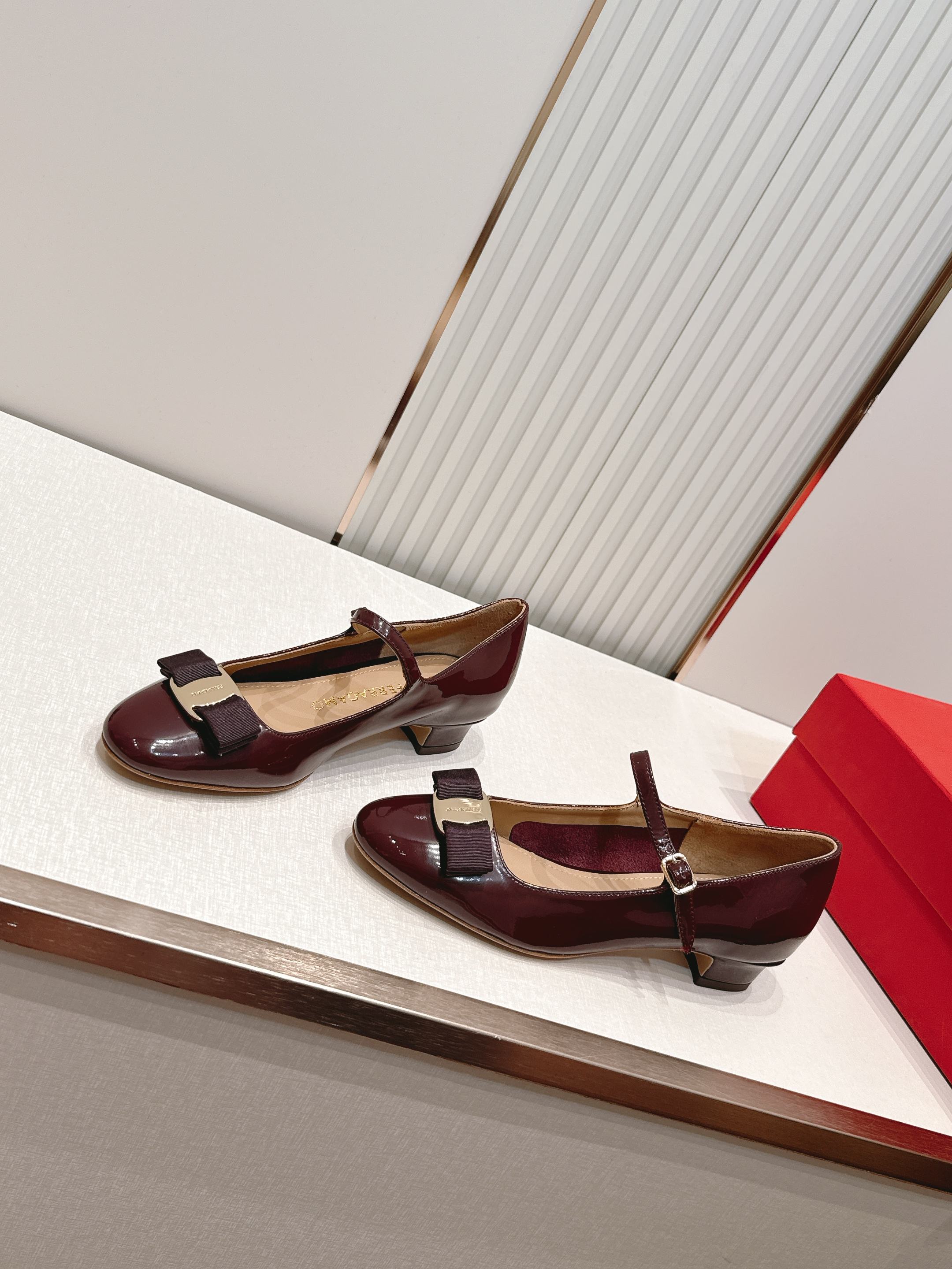 Ferragamo 菲拉格慕26春夏新品蝴蝶结圆头粗跟单鞋!经典万年不败款!标志性蝴蝶结布扣!粗跟圆头 Ferragamo 菲拉格慕26春夏新品蝴蝶结圆头粗跟单鞋!经典万年不败款!标志性蝴蝶结布扣!粗跟圆头