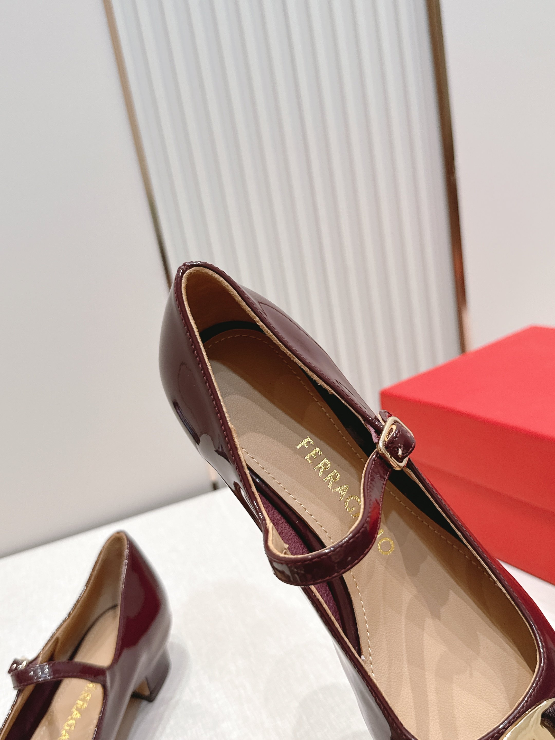 Ferragamo 菲拉格慕26春夏新品蝴蝶结圆头粗跟单鞋!经典万年不败款!标志性蝴蝶结布扣!粗跟圆头 Ferragamo 菲拉格慕26春夏新品蝴蝶结圆头粗跟单鞋!经典万年不败款!标志性蝴蝶结布扣!粗跟圆头