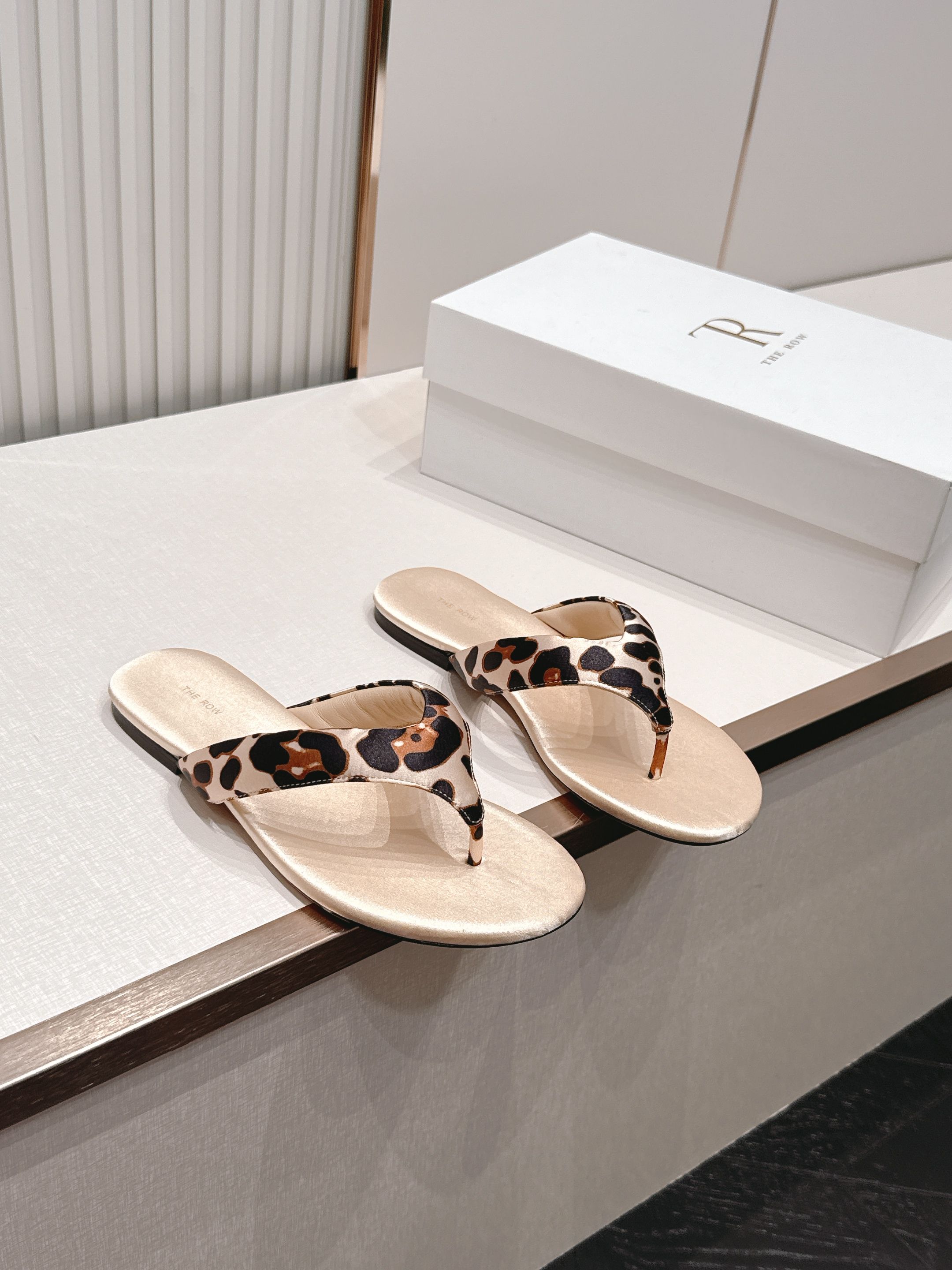 NO:868166,P THE ROW26 spring and summer minimalist style new simple silk spotted flip-flops!  Needless to say, this young brand from the United States is one of the most popular brands in the past two years. Almost every blogger has a pair!  The spring season is coming, and I recommend this casual yet stylish slipper. I feel like this flip-flop is about to explode in popularity!  Whether paired with jeans, linen leg pants or a skirt, it looks great!  Must buy a pair!  Upper foot pads, imported silk satin, herringbone lining, sheepskin, leather outsole, size: 35-42 (40 41.42, custom made, non-returnable, non-exchangeable), split-toe shoes, slippers, skirts, jeans, sheepskin, real silk, silk fabric, Leather soles19860909P THE ROW26春夏极简风新款简约真丝斑点夹脚人字拖！ 来自美国的年轻品牌,这不用多说,是近两年最火之一的品牌,几乎博主人手一双！春天的季节就要到了,推荐这款随性又不乏设计感的拖鞋,这款人字拖鞋我感觉即将要爆火！无论是配牛仔裤,亚麻腿裤还是裙子都可以很亮眼！必须入手一双！ 鞋面垫脚进口真丝绸缎 人字内里羊皮 大底真皮大底 码数:35-42（40 41.42 订做不退不换）,分趾鞋,slippers,skirts,jeans,sheepskin,real silk,silk fabric,Leather soles,Women's Shoes