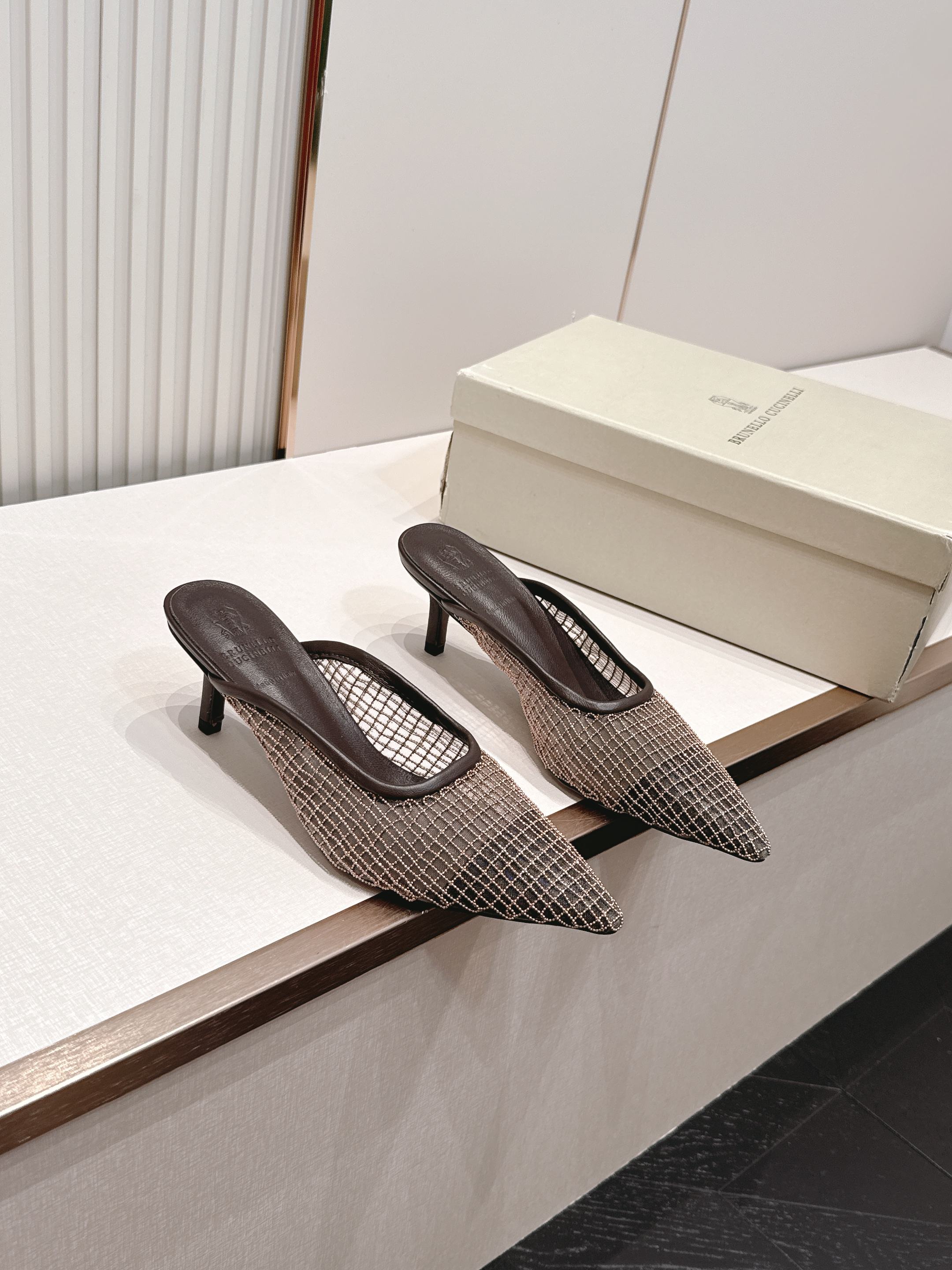 Brunello Cucinelli 26ss女士镶珠装饰休闲穆勒拖鞋凉鞋 BC新款新品女士条纹麂皮穆勒