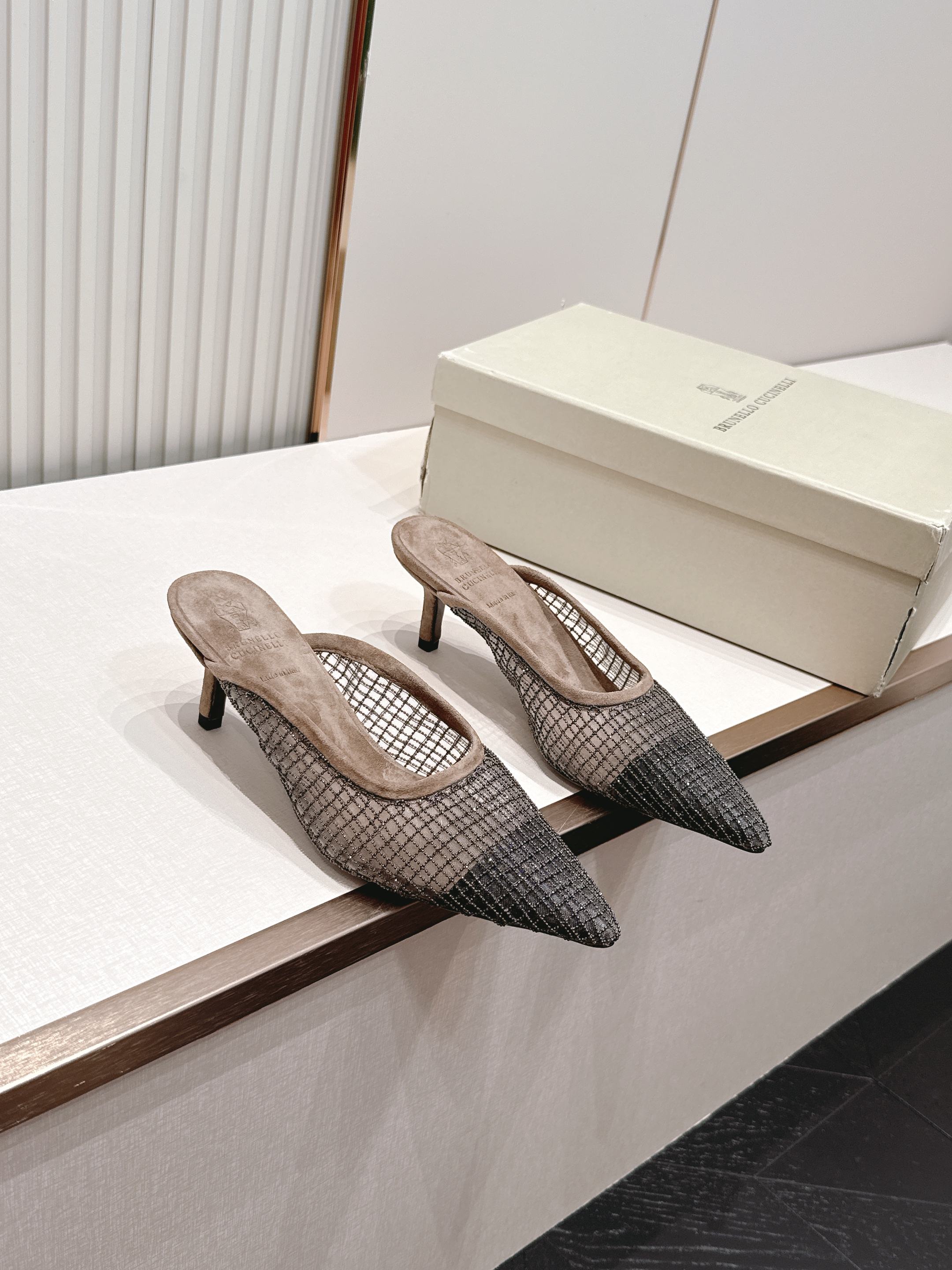 Brunello Cucinelli 26ss女士镶珠装饰休闲穆勒拖鞋凉鞋 BC新款新品女士条纹麂皮穆勒
