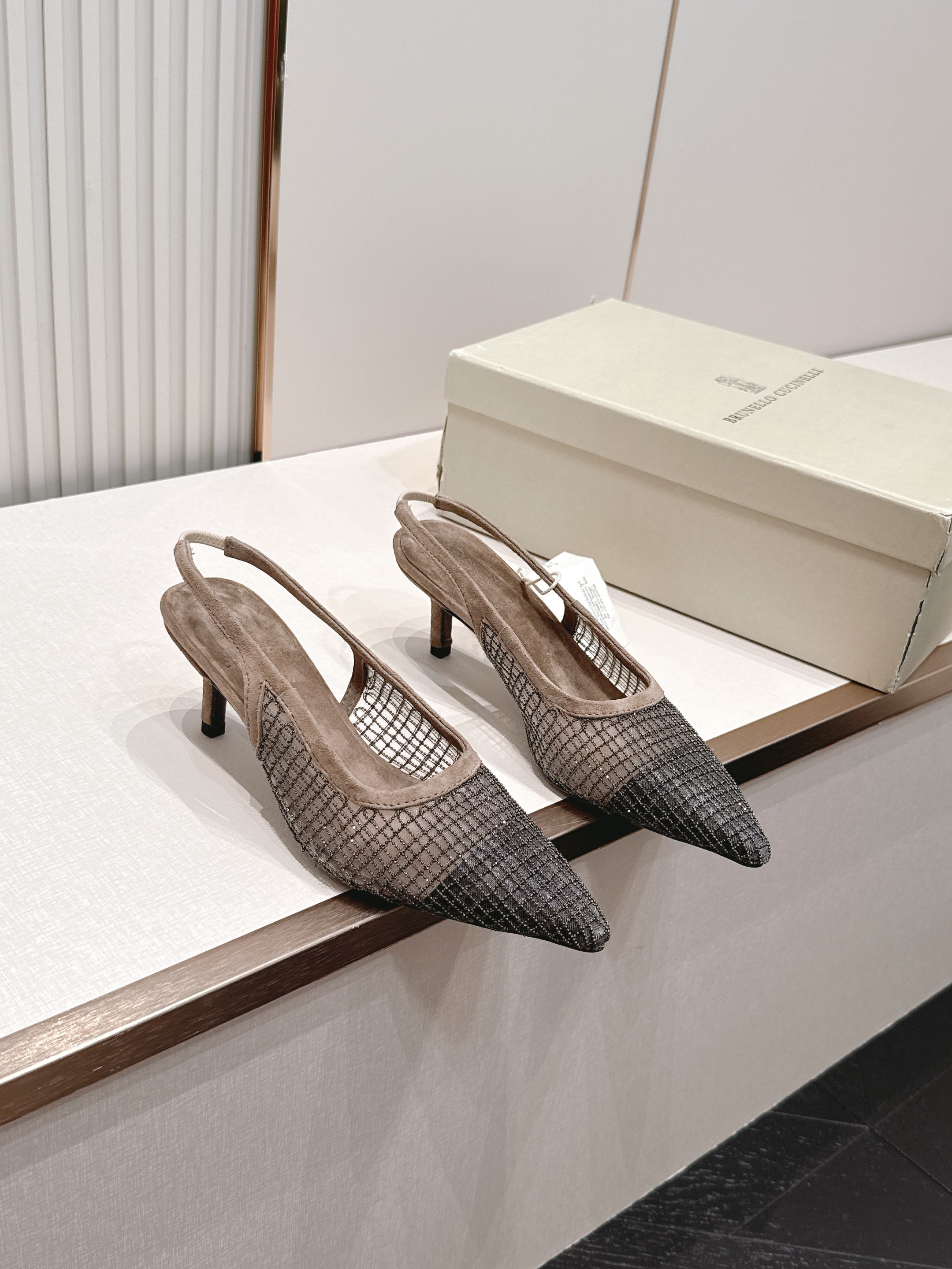 NO:868159,Brunello Cucinelli 26ss women's beaded decorative casual mule slippers sandals BC new new women's striped suede mule slippers sheepskin pad.  Decorated beaded sports shoes) The upper is made of one-to-one high mercerized, special materials spliced with cowhide. It is matched with a hardware chain that will not fade, and the hardware ruler has no bubbles. Sheepskin lining, outsole, genuine leather outsole imported from Italy, size 35-41 (40 41 custom-made, non-refundable), half-slip heels, brunello cucinelli, sandals, high heels, sneakers, slippers, cowhide, sheepskin, chamois  leather,leather soles19860909Brunello Cucinelli 26ss女士镶珠装饰休闲穆勒拖鞋凉鞋 BC新款新品女士条纹麂皮穆勒拖鞋羊皮垫．装饰镶珠运动鞋） 鞋面一比一复刻高丝光、牛皮拼接特殊材料 搭配五金链条不掉色,五金尺无气泡. 内里羊皮里 大底意大利进口真皮大底 码数35-41（40 41 定做不退换）,半拖高跟鞋,brunello cucinelli,sandals,high heels,sneakers,slippers,cowhide,sheepskin,chamois leather,Leather soles,Women's Shoes