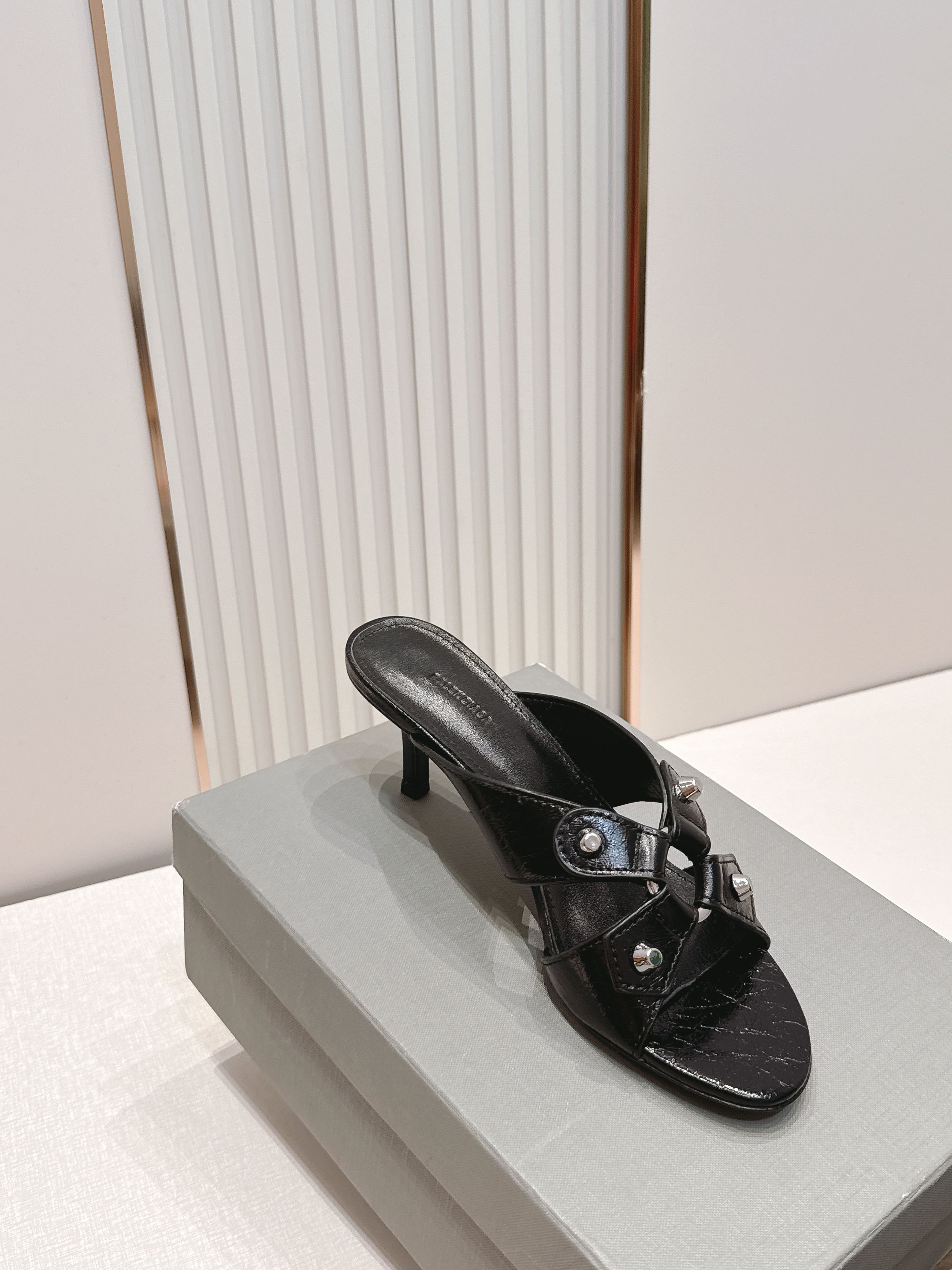 Balenciaga. 巴黎世家 26ss春夏新款铆钉镂空高跟凉拖利落大气的露趾方头剪裁，自带利落高级质