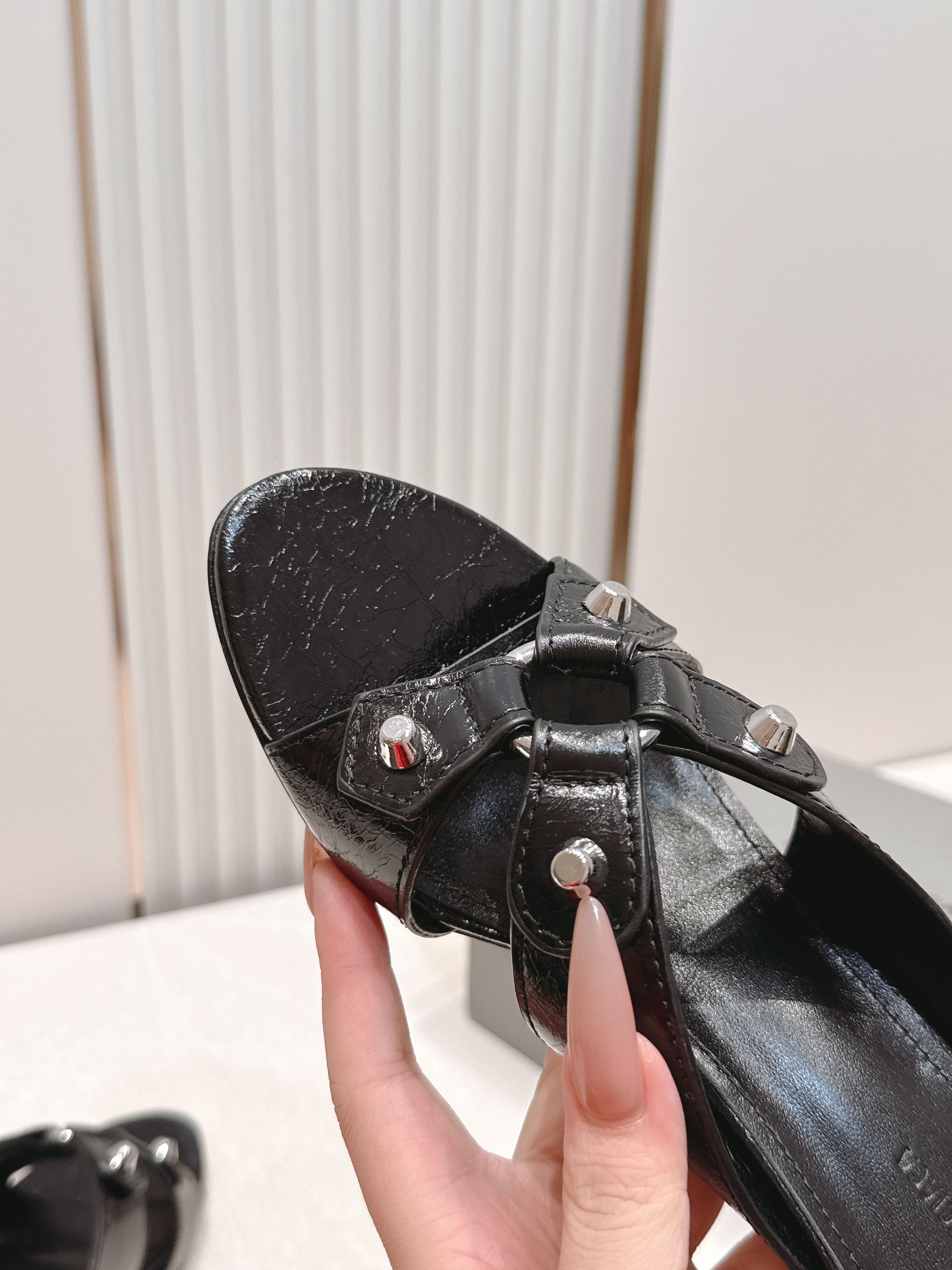 Balenciaga. 巴黎世家 26ss春夏新款铆钉镂空高跟凉拖利落大气的露趾方头剪裁，自带利落高级质
