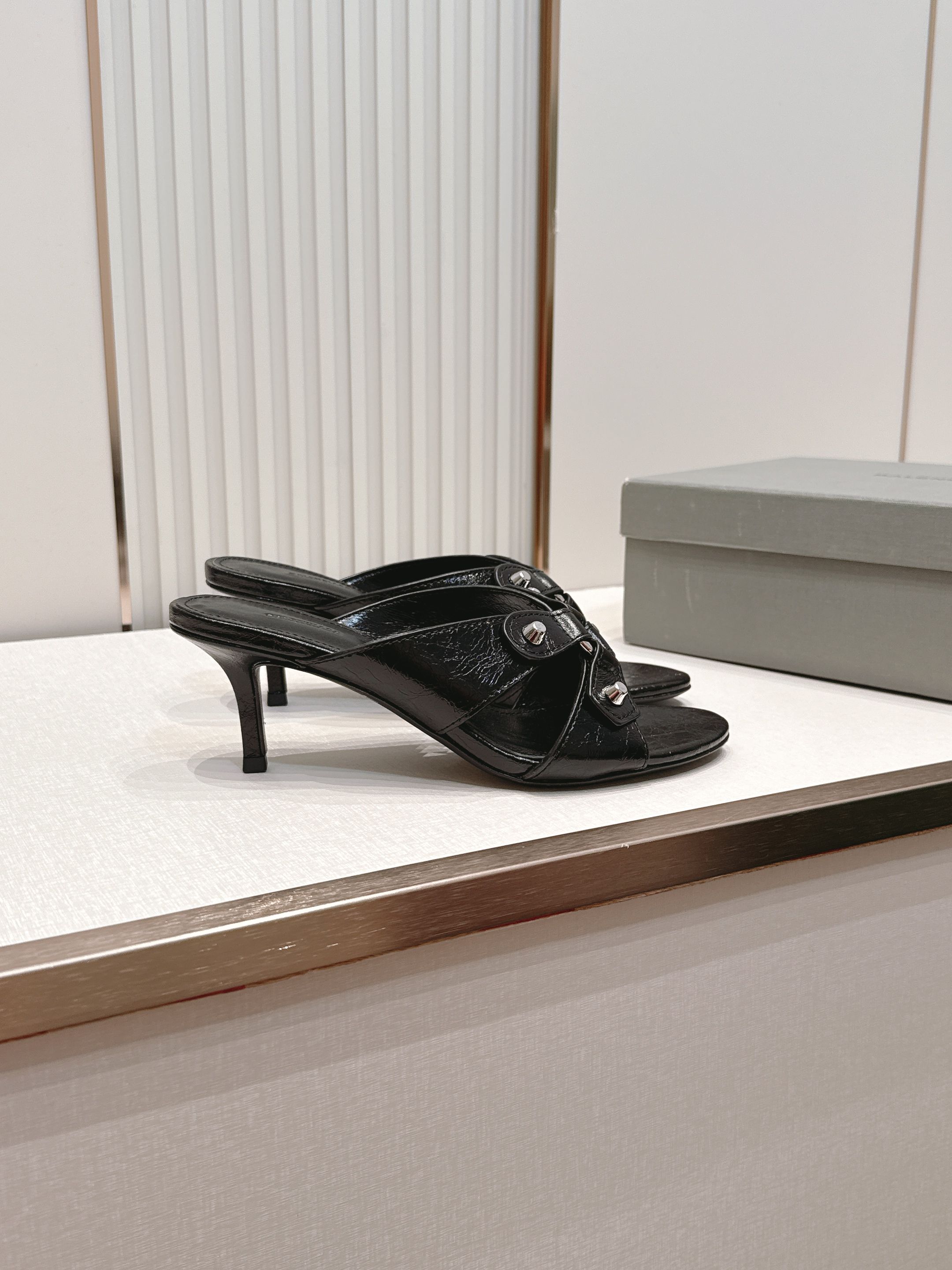 Balenciaga. 巴黎世家 26ss春夏新款铆钉镂空高跟凉拖利落大气的露趾方头剪裁，自带利落高级质