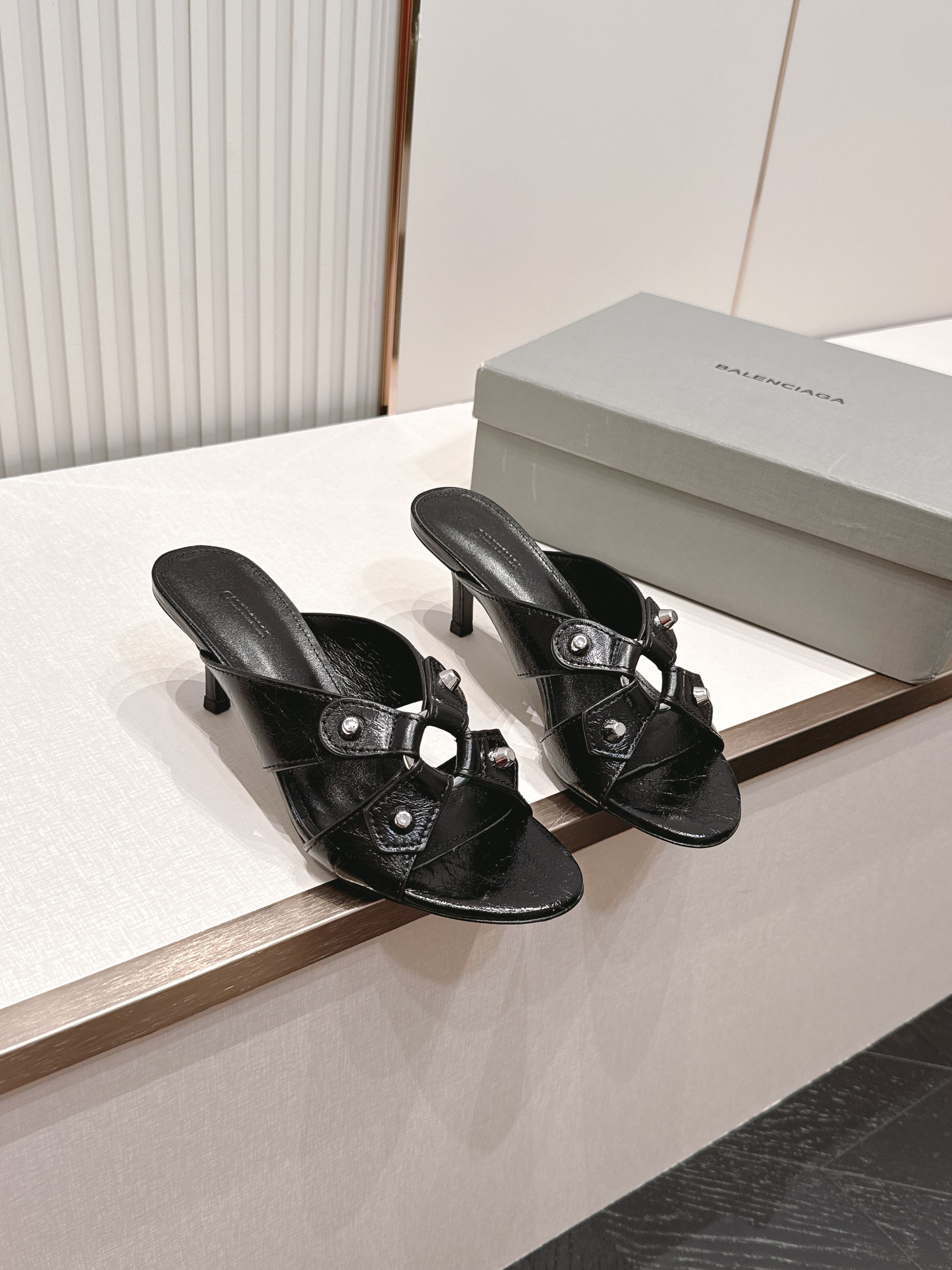 Balenciaga. 巴黎世家 26ss春夏新款铆钉镂空高跟凉拖利落大气的露趾方头剪裁，自带利落高级质