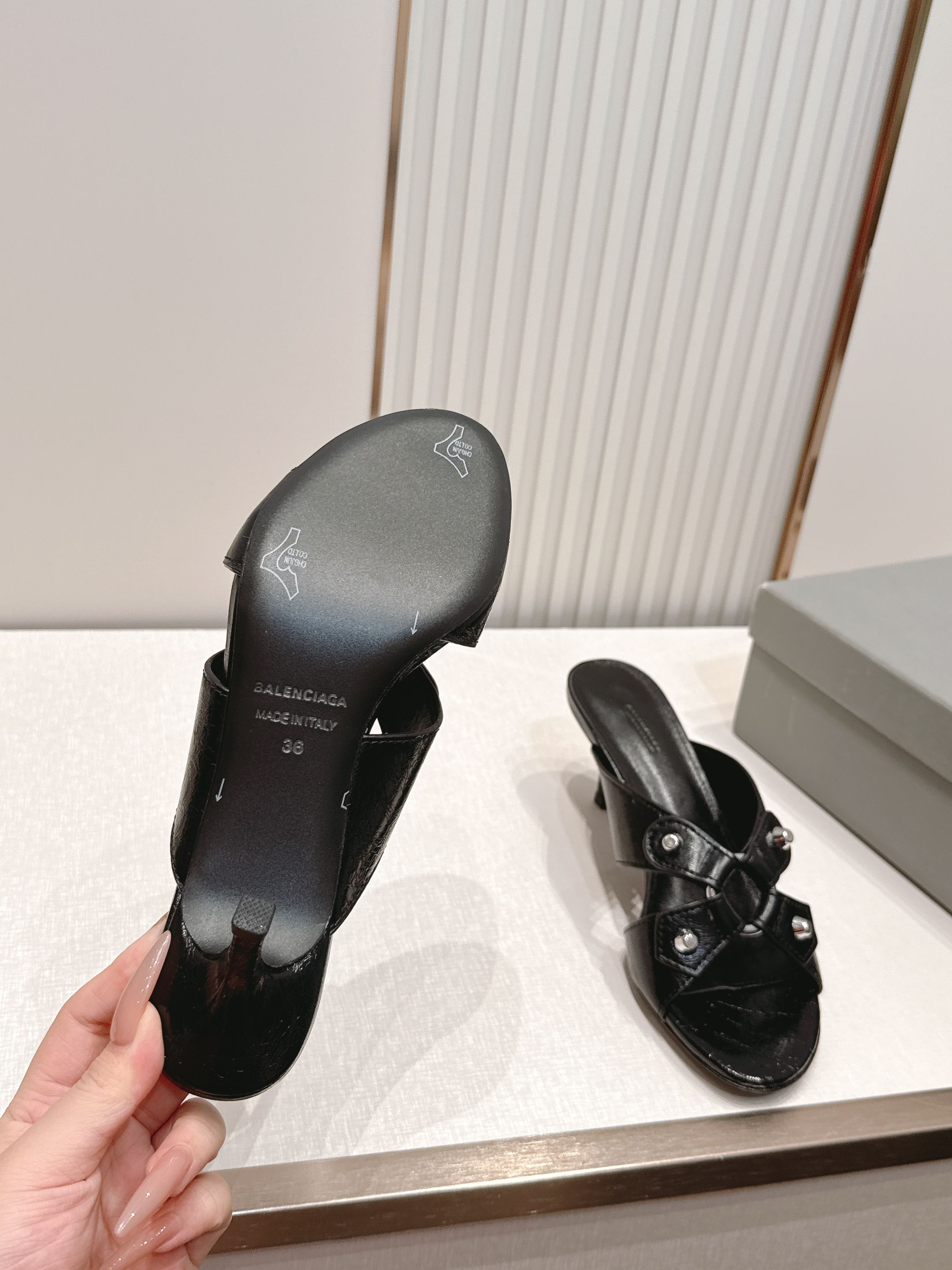 Balenciaga. 巴黎世家 26ss春夏新款铆钉镂空高跟凉拖利落大气的露趾方头剪裁，自带利落高级质