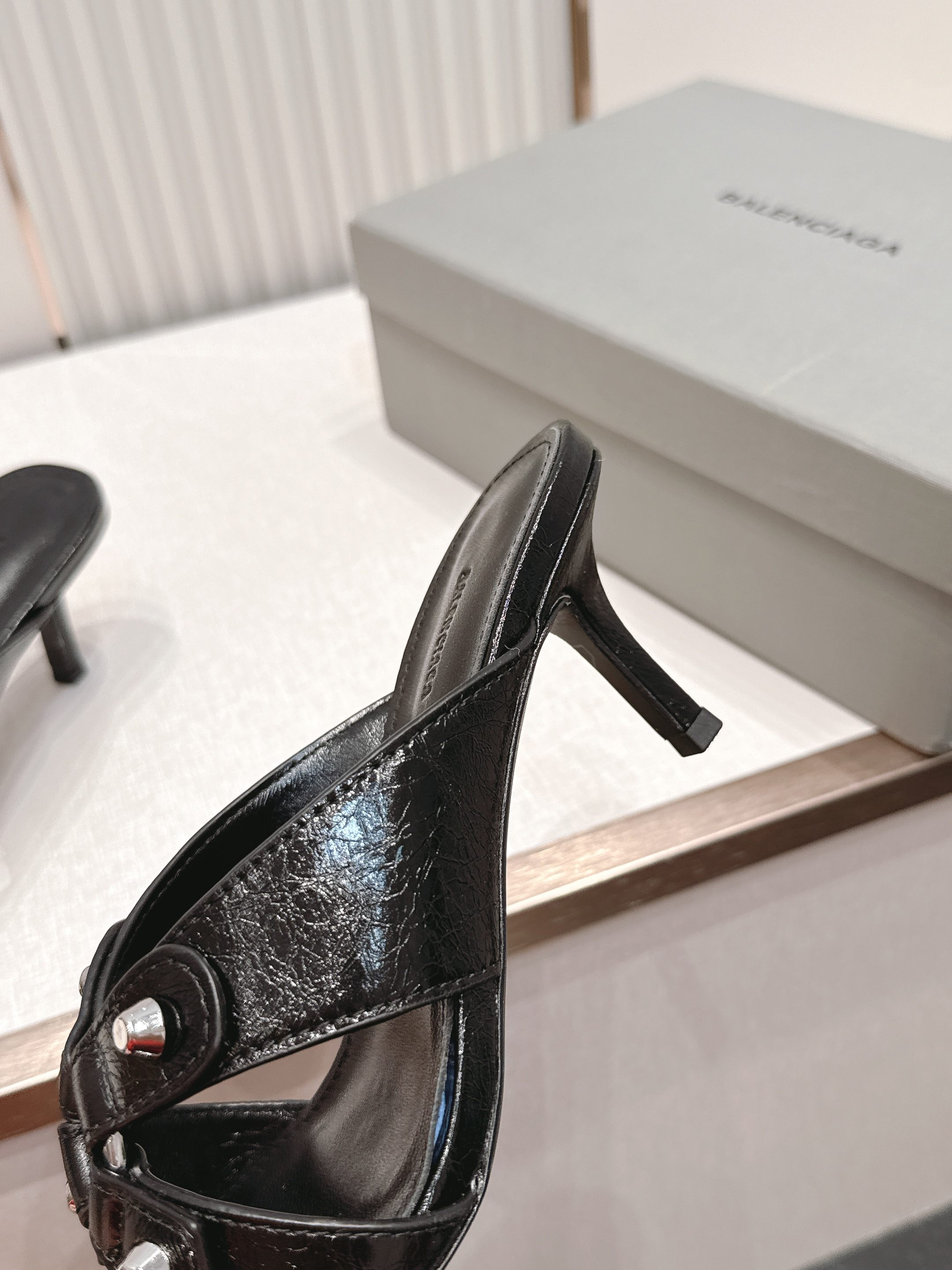 Balenciaga. 巴黎世家 26ss春夏新款铆钉镂空高跟凉拖利落大气的露趾方头剪裁，自带利落高级质