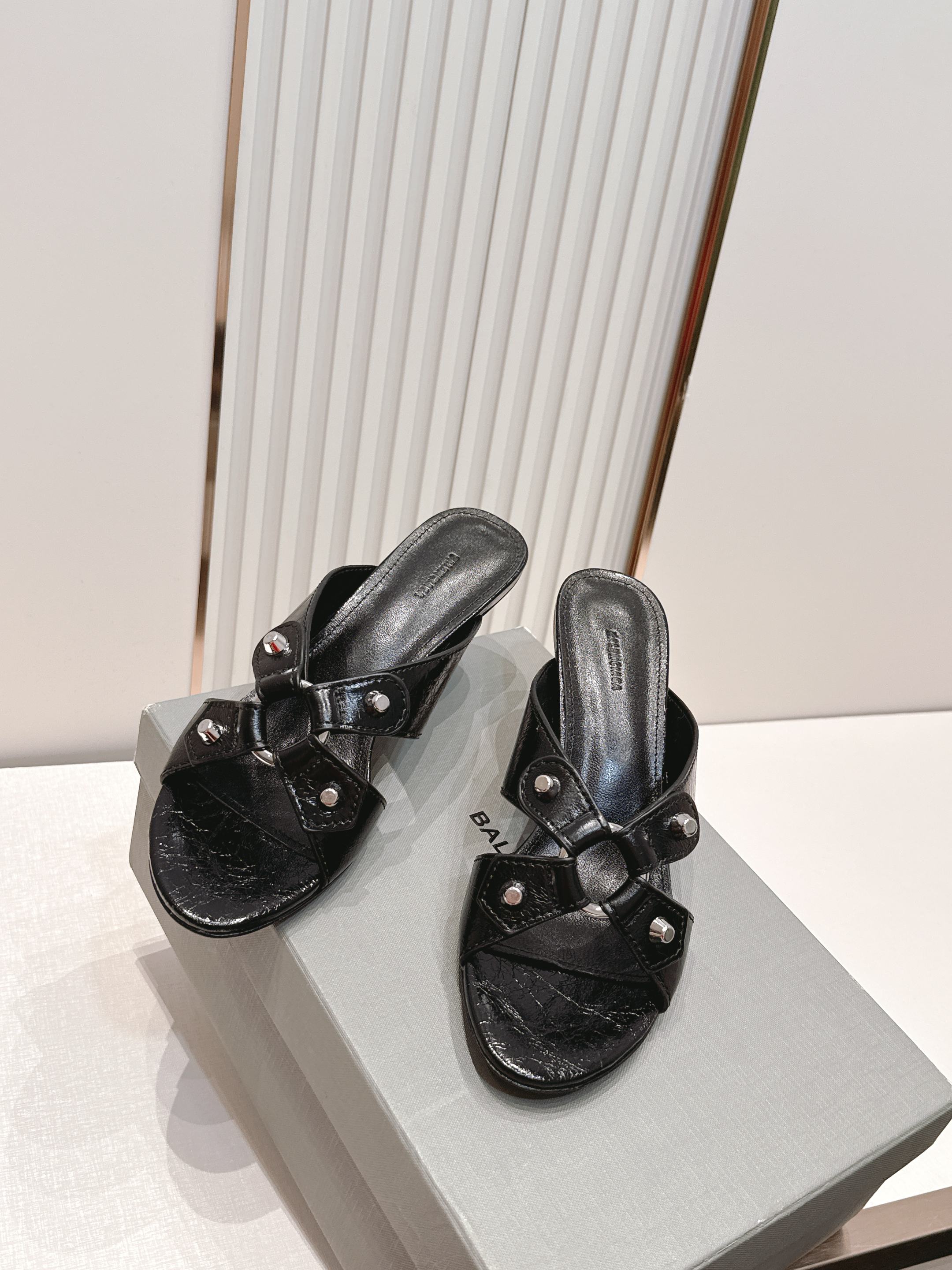 Balenciaga. 巴黎世家 26ss春夏新款铆钉镂空高跟凉拖利落大气的露趾方头剪裁，自带利落高级质
