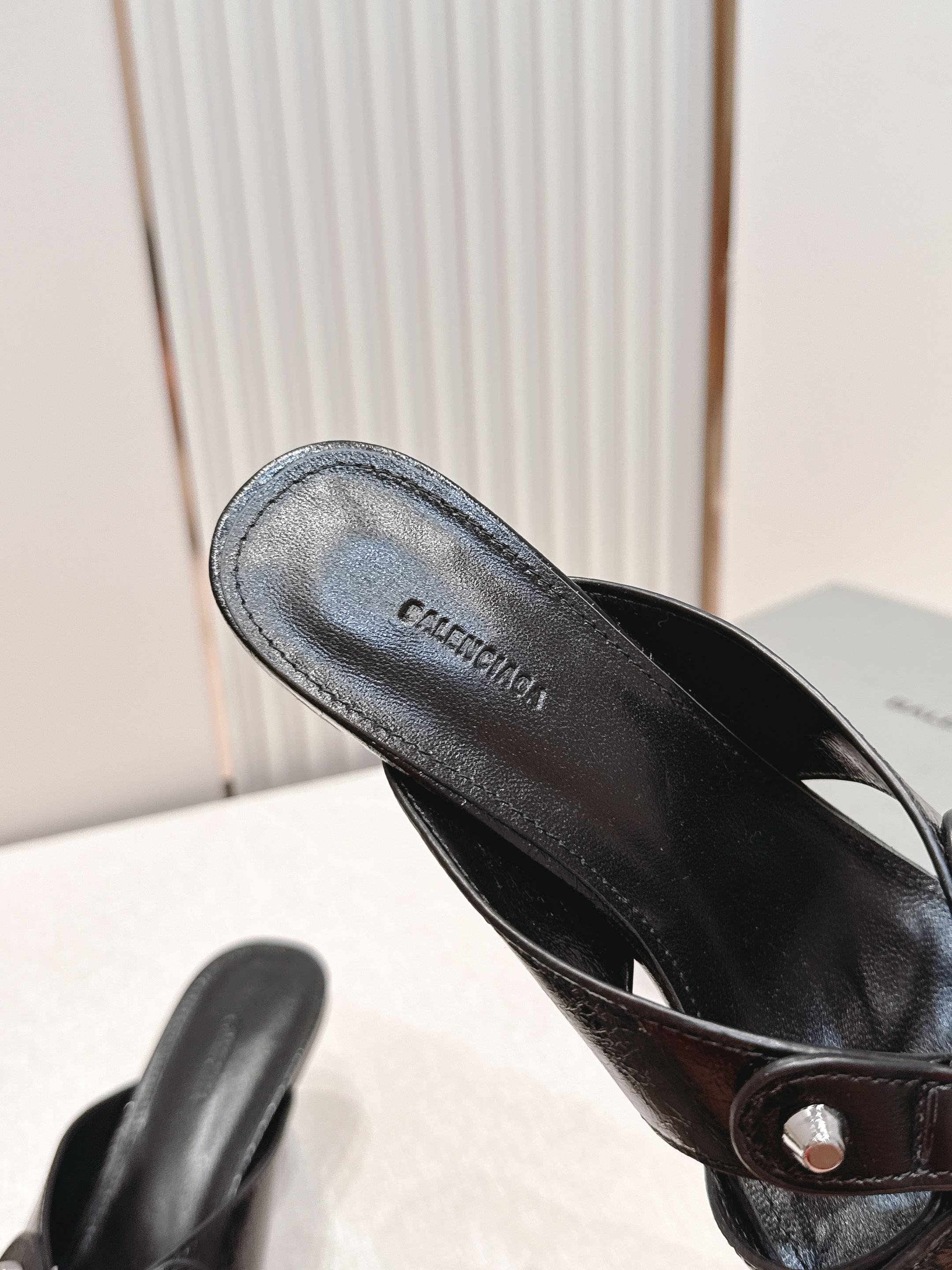 Balenciaga. 巴黎世家 26ss春夏新款铆钉镂空高跟凉拖利落大气的露趾方头剪裁，自带利落高级质