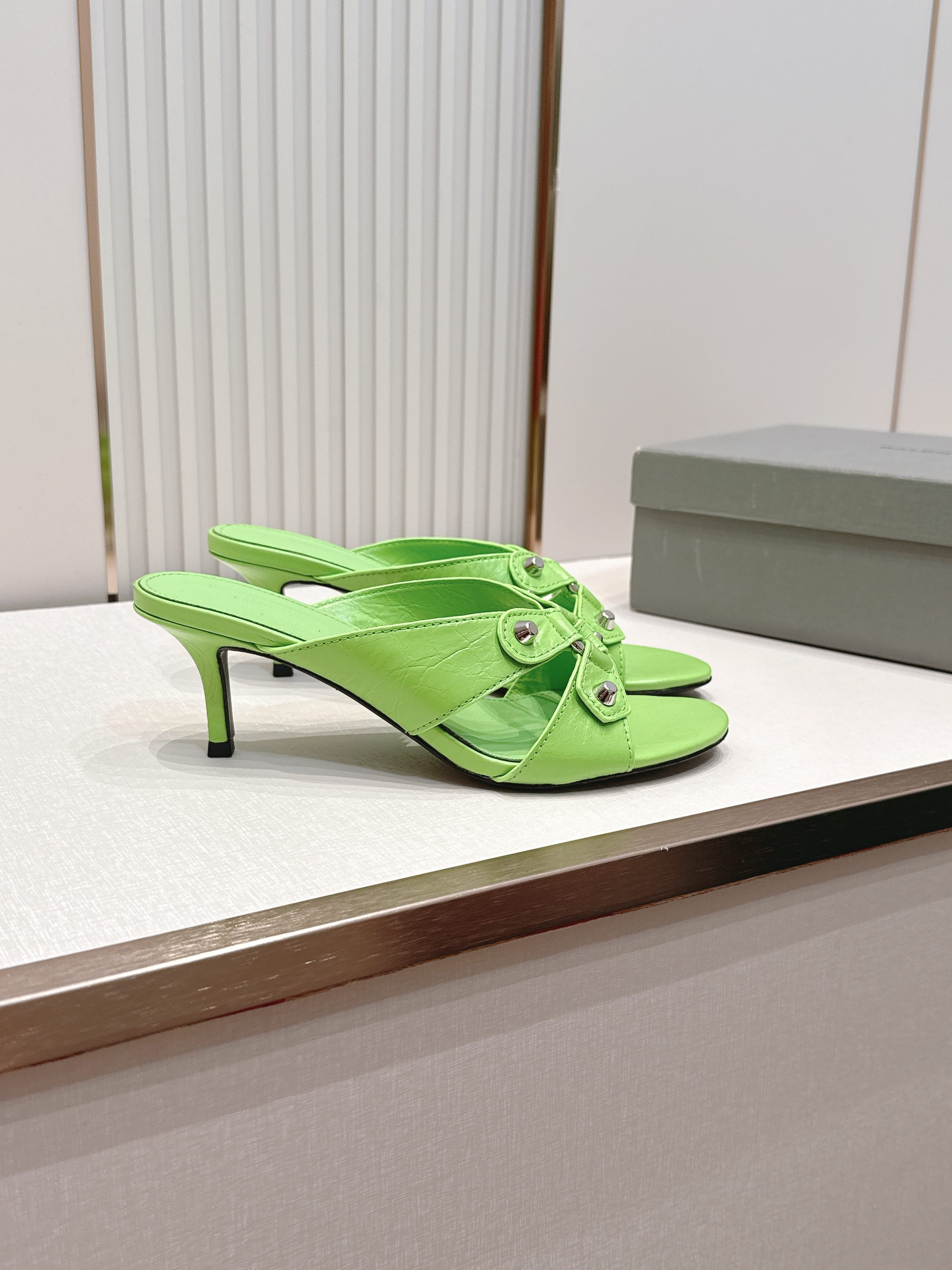 Balenciaga. 巴黎世家 26ss春夏新款铆钉镂空高跟凉拖利落大气的露趾方头剪裁，自带利落高级质