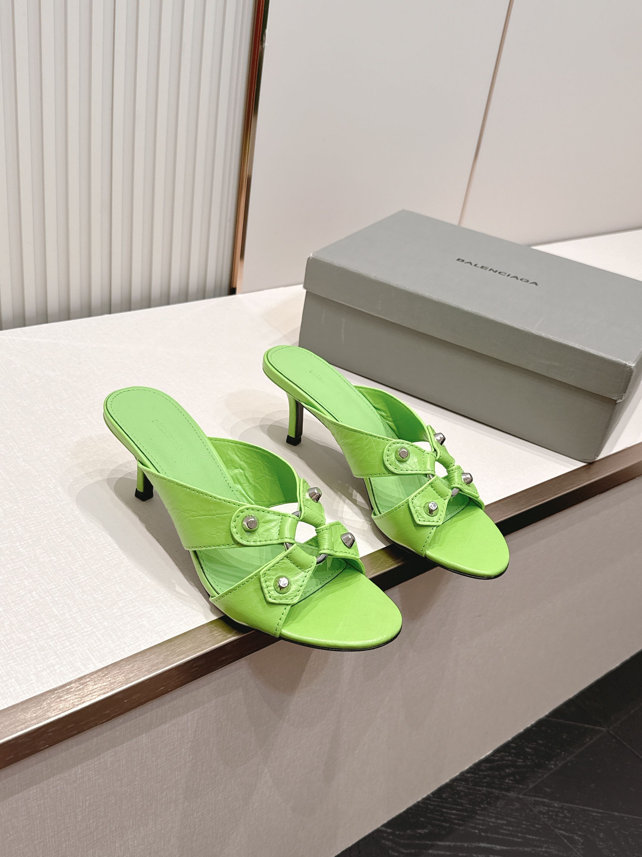 Balenciaga. 巴黎世家 26ss春夏新款铆钉镂空高跟凉拖利落大气的露趾方头剪裁，自带利落高级质