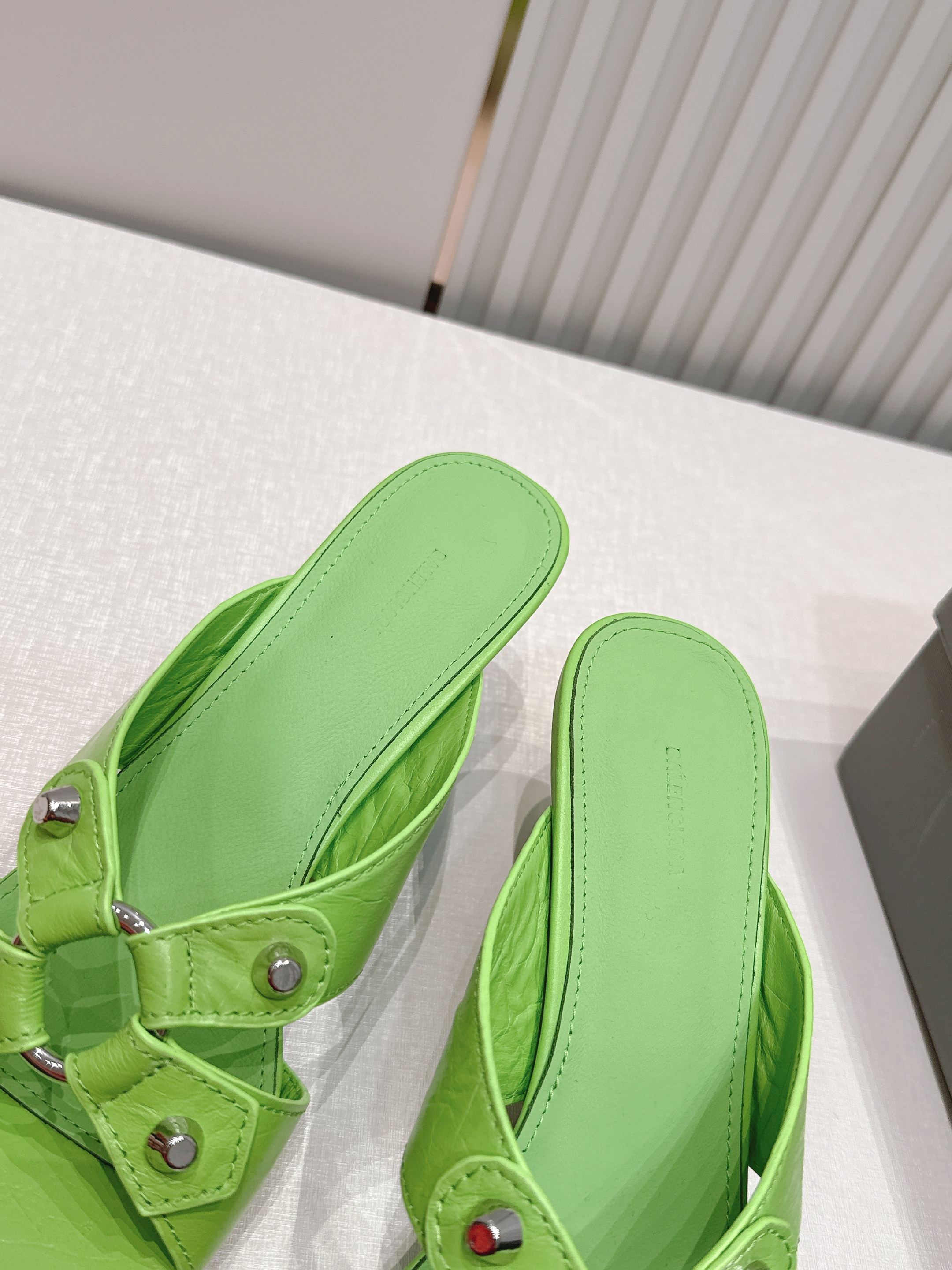 Balenciaga. 巴黎世家 26ss春夏新款铆钉镂空高跟凉拖利落大气的露趾方头剪裁，自带利落高级质