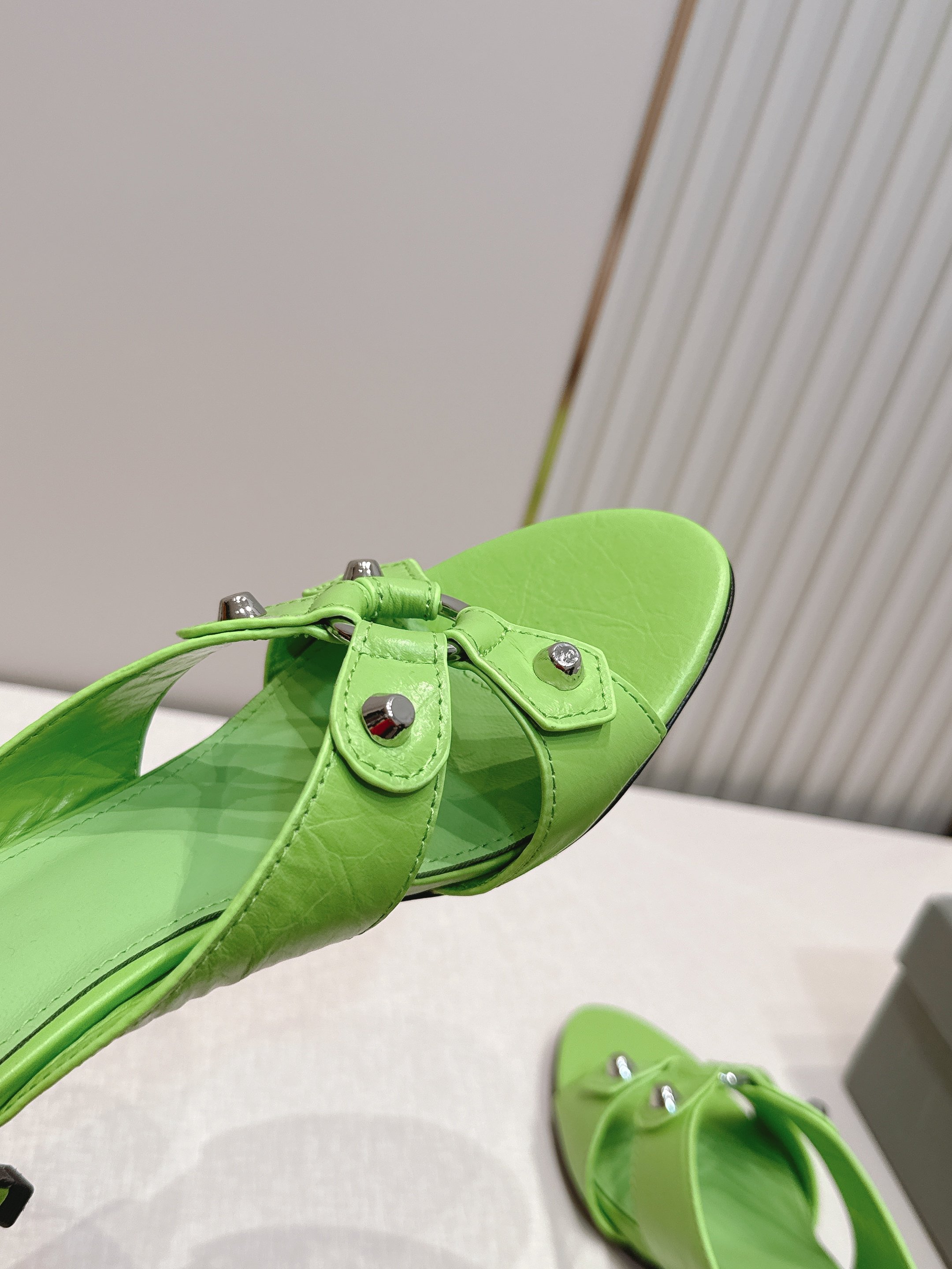 Balenciaga. 巴黎世家 26ss春夏新款铆钉镂空高跟凉拖利落大气的露趾方头剪裁，自带利落高级质