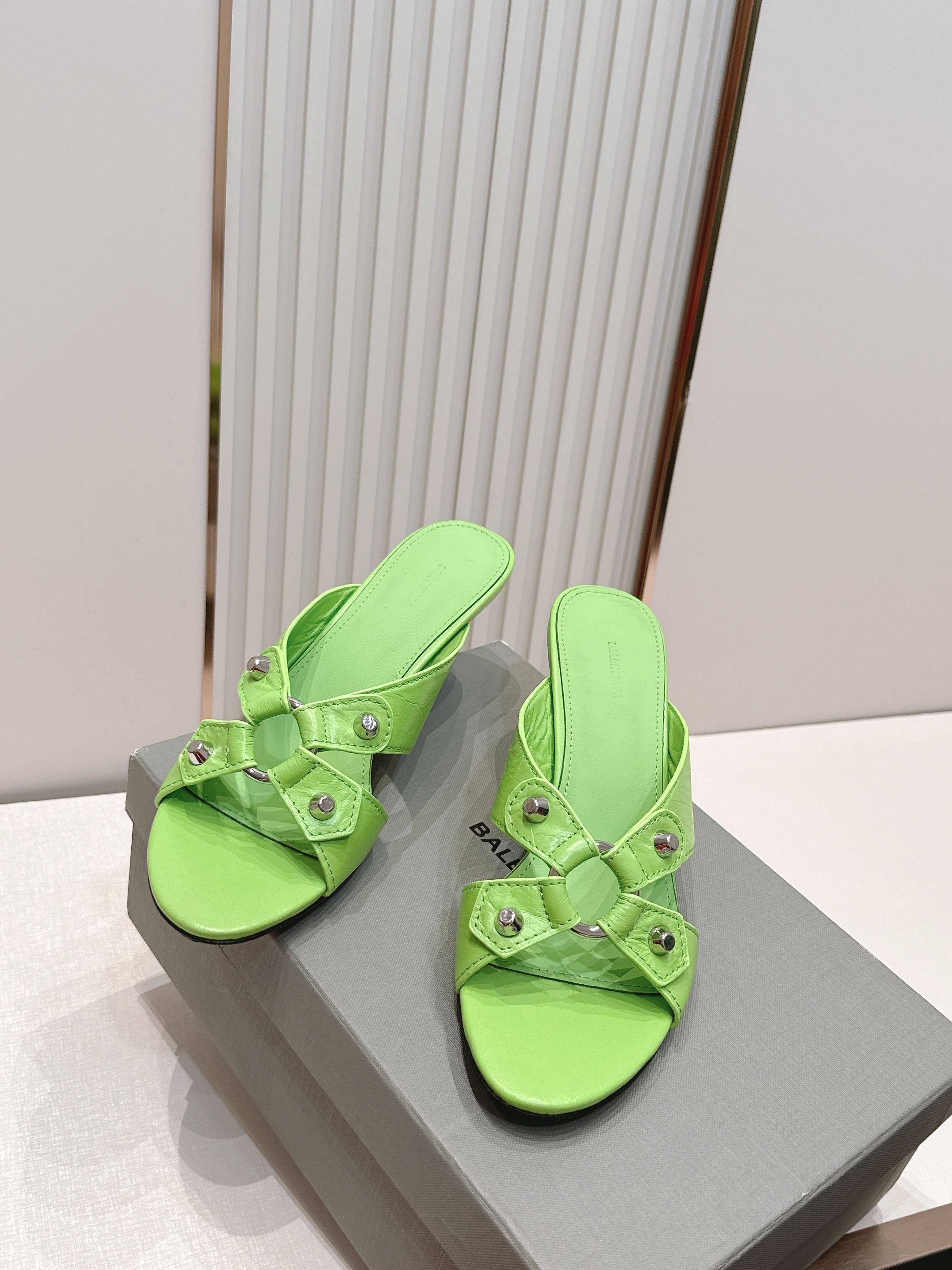 Balenciaga. 巴黎世家 26ss春夏新款铆钉镂空高跟凉拖利落大气的露趾方头剪裁，自带利落高级质