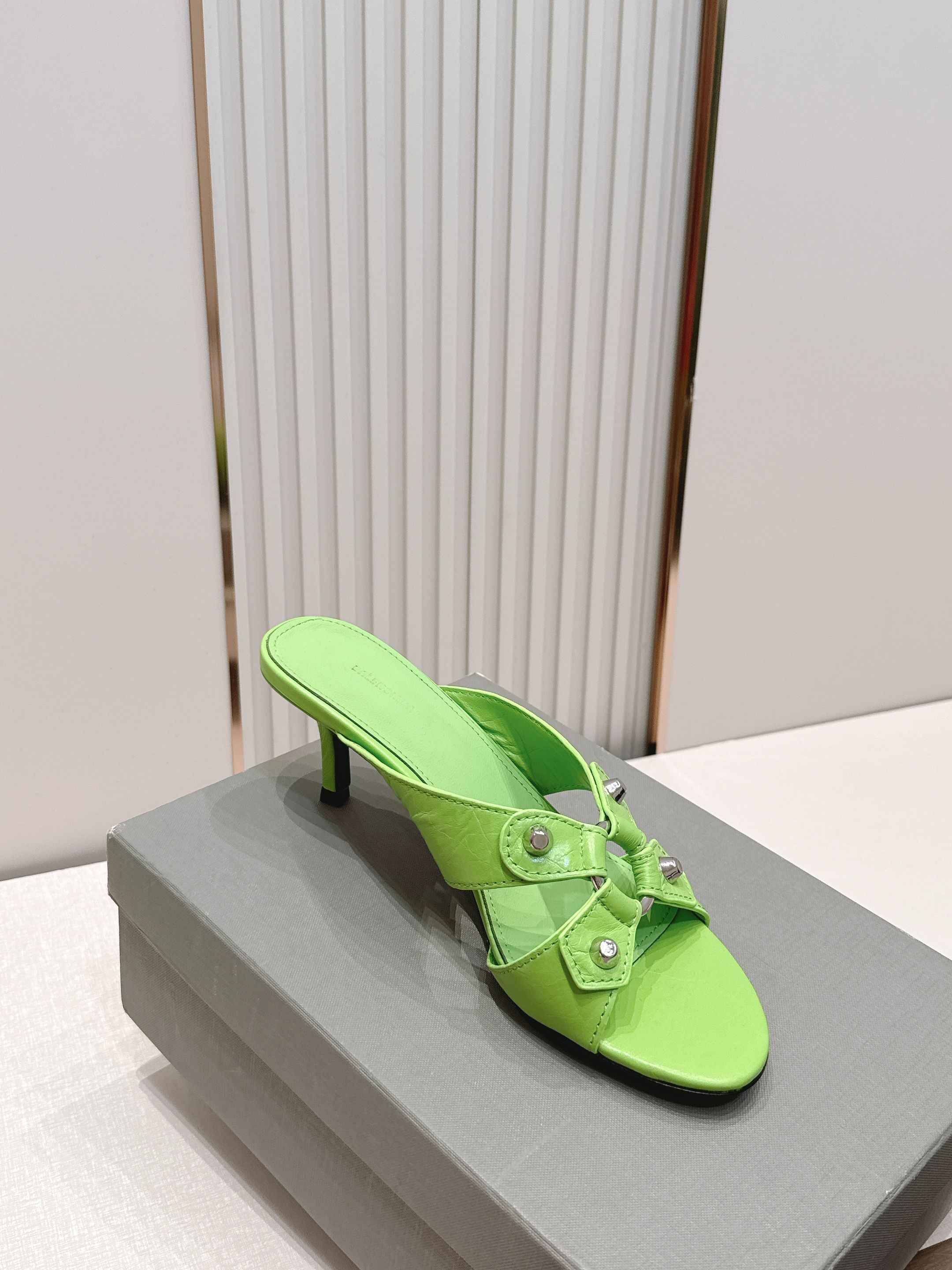Balenciaga. 巴黎世家 26ss春夏新款铆钉镂空高跟凉拖利落大气的露趾方头剪裁，自带利落高级质