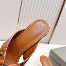 Balenciaga. 巴黎世家 26ss春夏新款铆钉镂空高跟凉拖利落大气的露趾方头剪裁,自带利落高级质 Balenciaga. 巴黎世家 26ss春夏新款铆钉镂空高跟凉拖利落大气的露趾方头剪裁,自带利落高级质